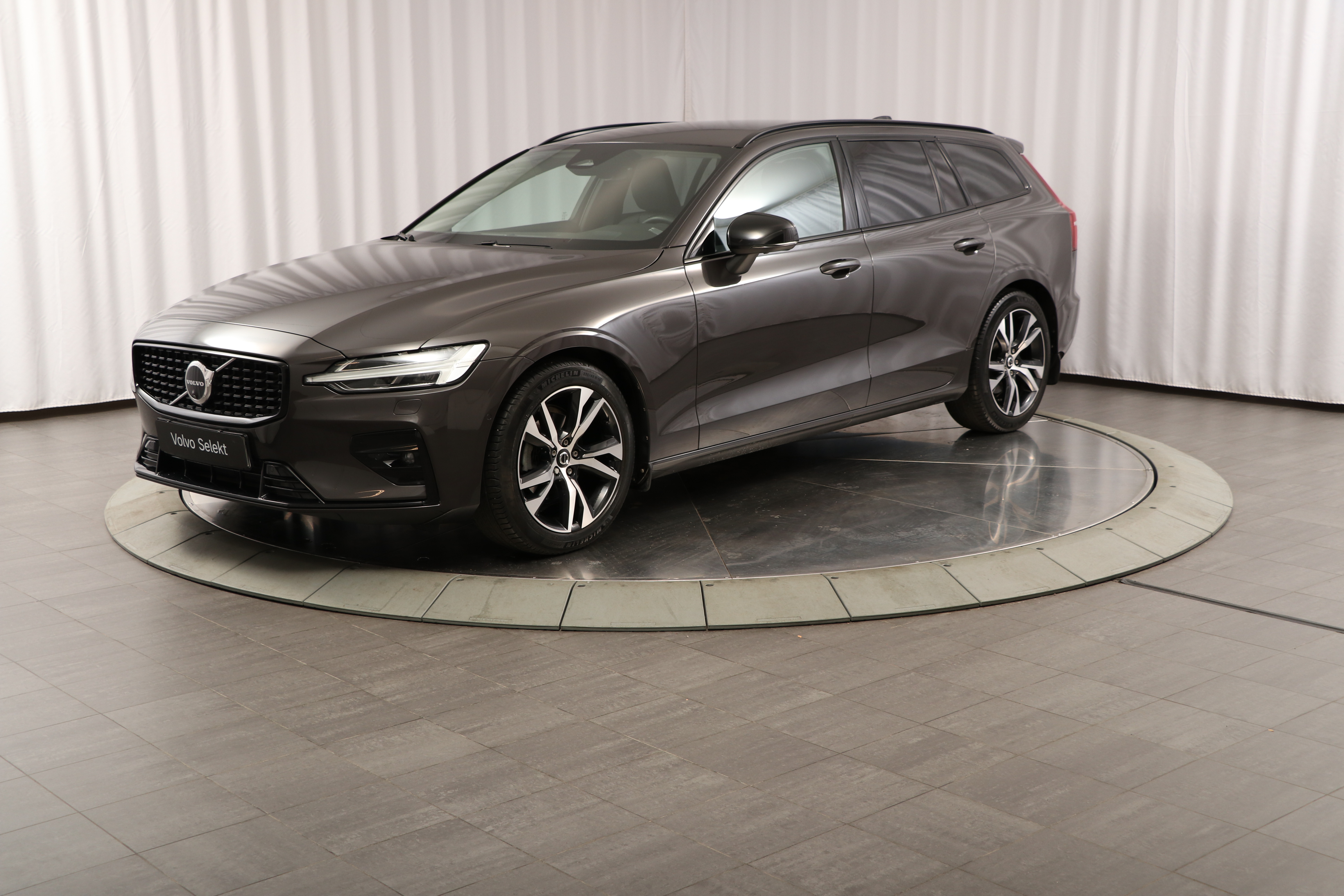 V60 B4 Diesel Plus Dark image