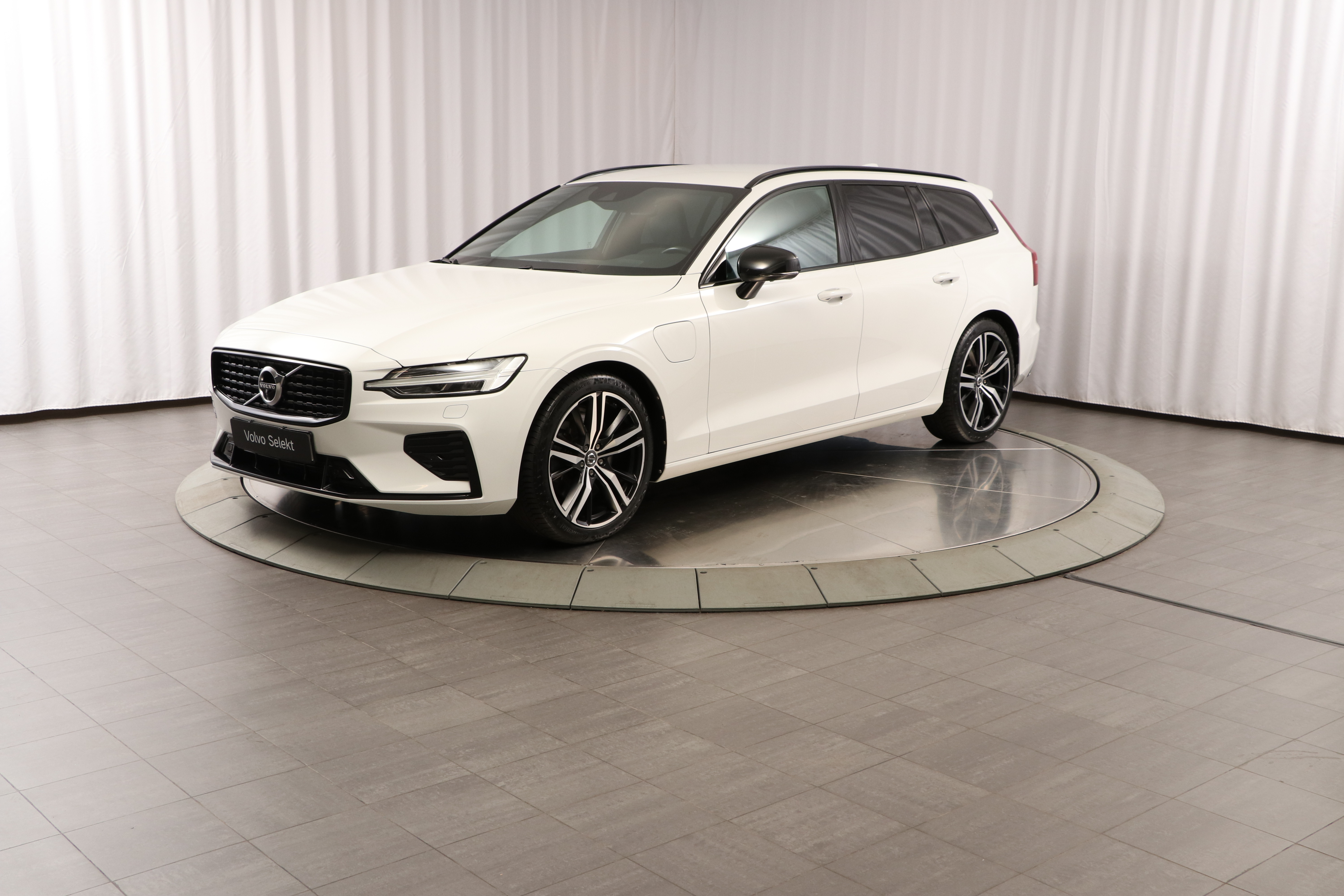 V60 Recharge T8 R-Design image