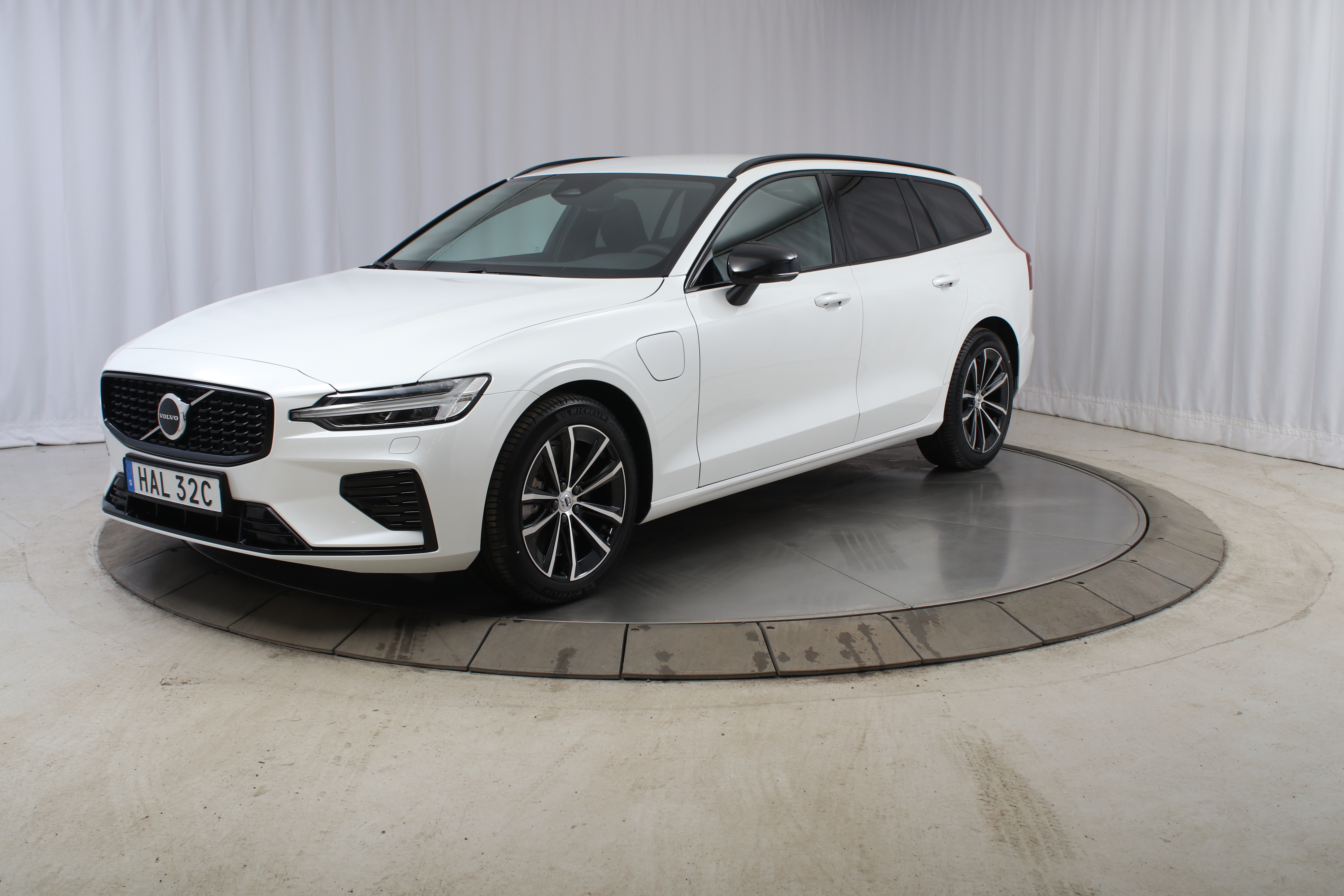 V60 T6 Plus Dark Nordic Edition image