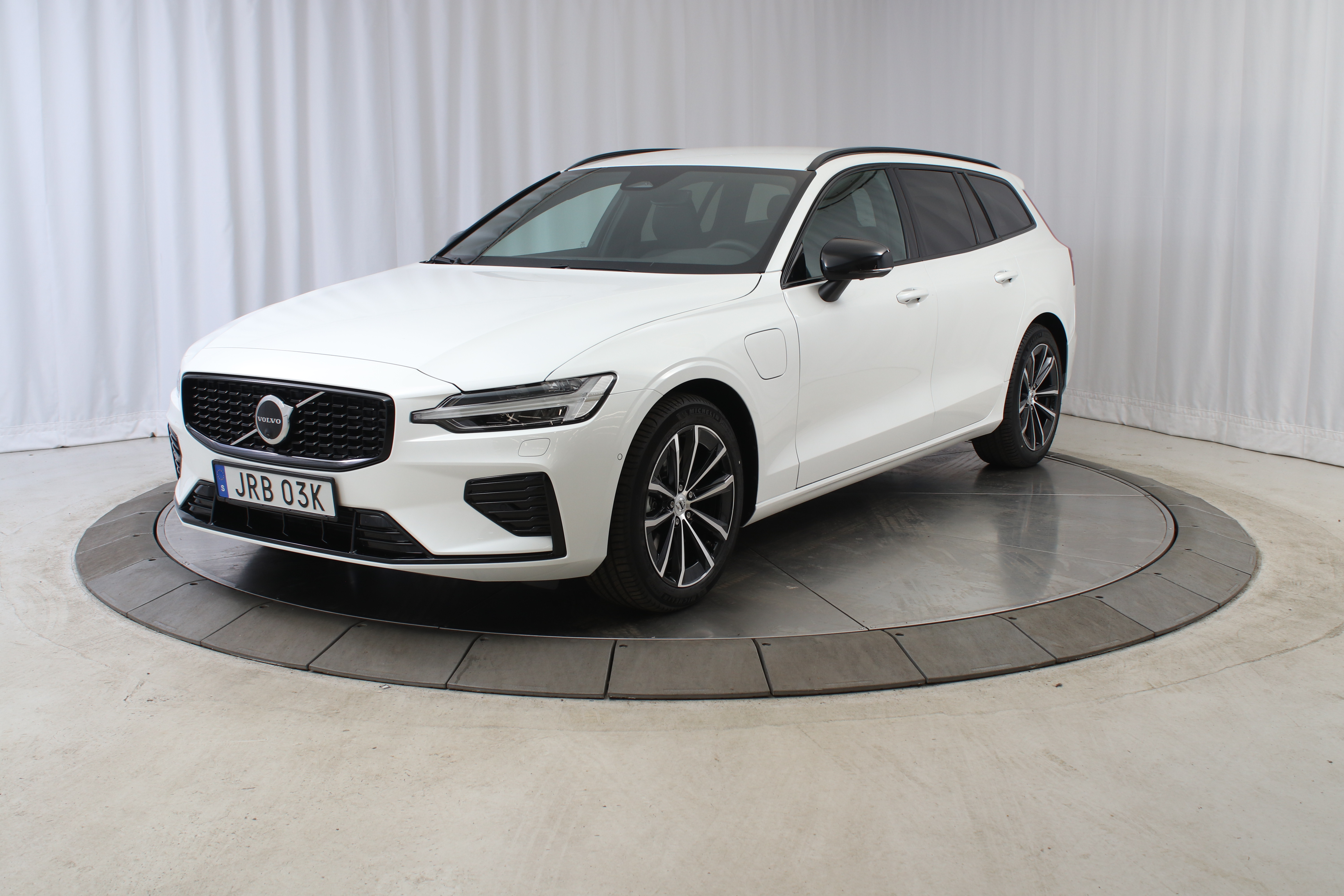 V60 T6 Plus Dark Nordic Edition image