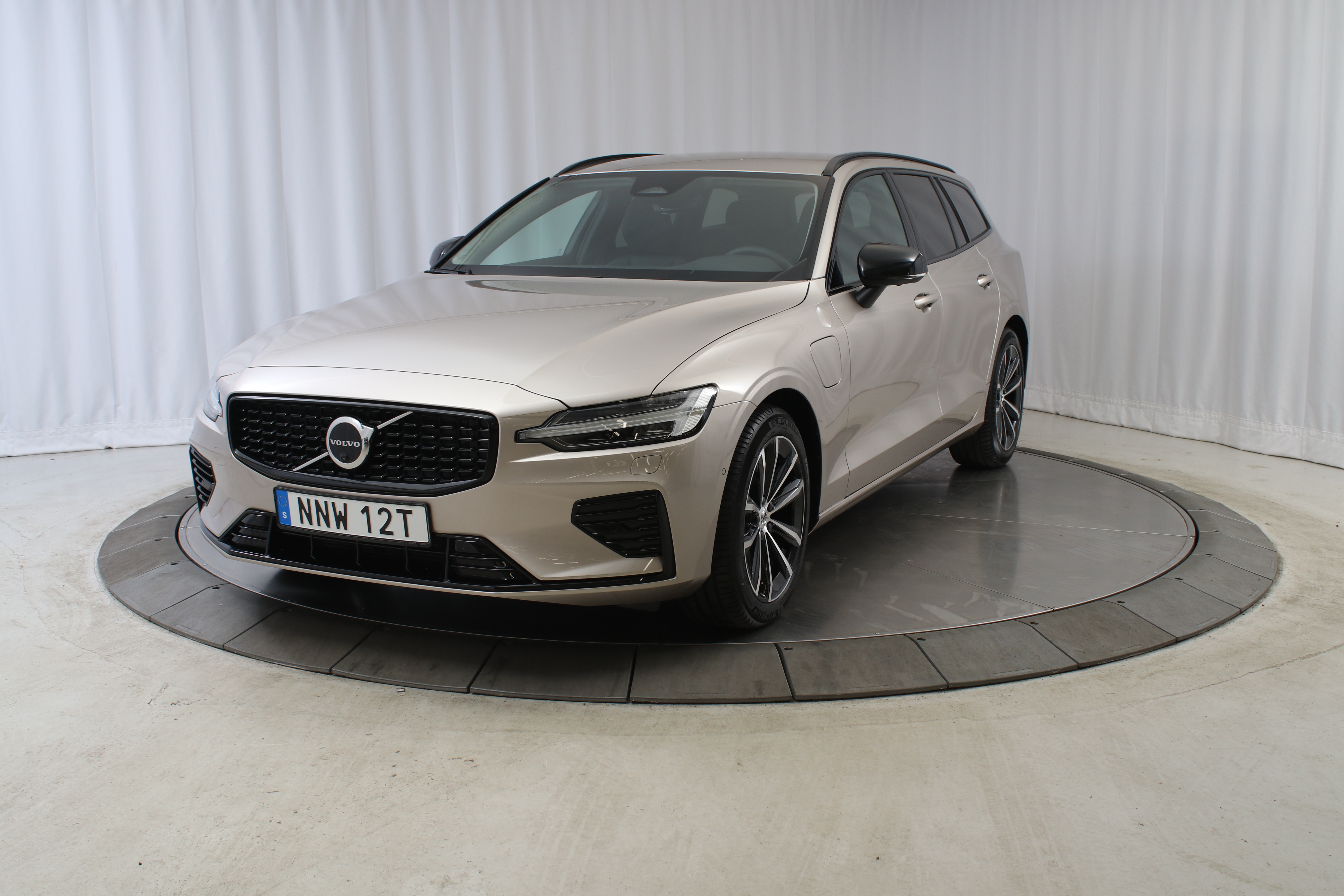 V60 T6 Plus Dark Nordic Edition image