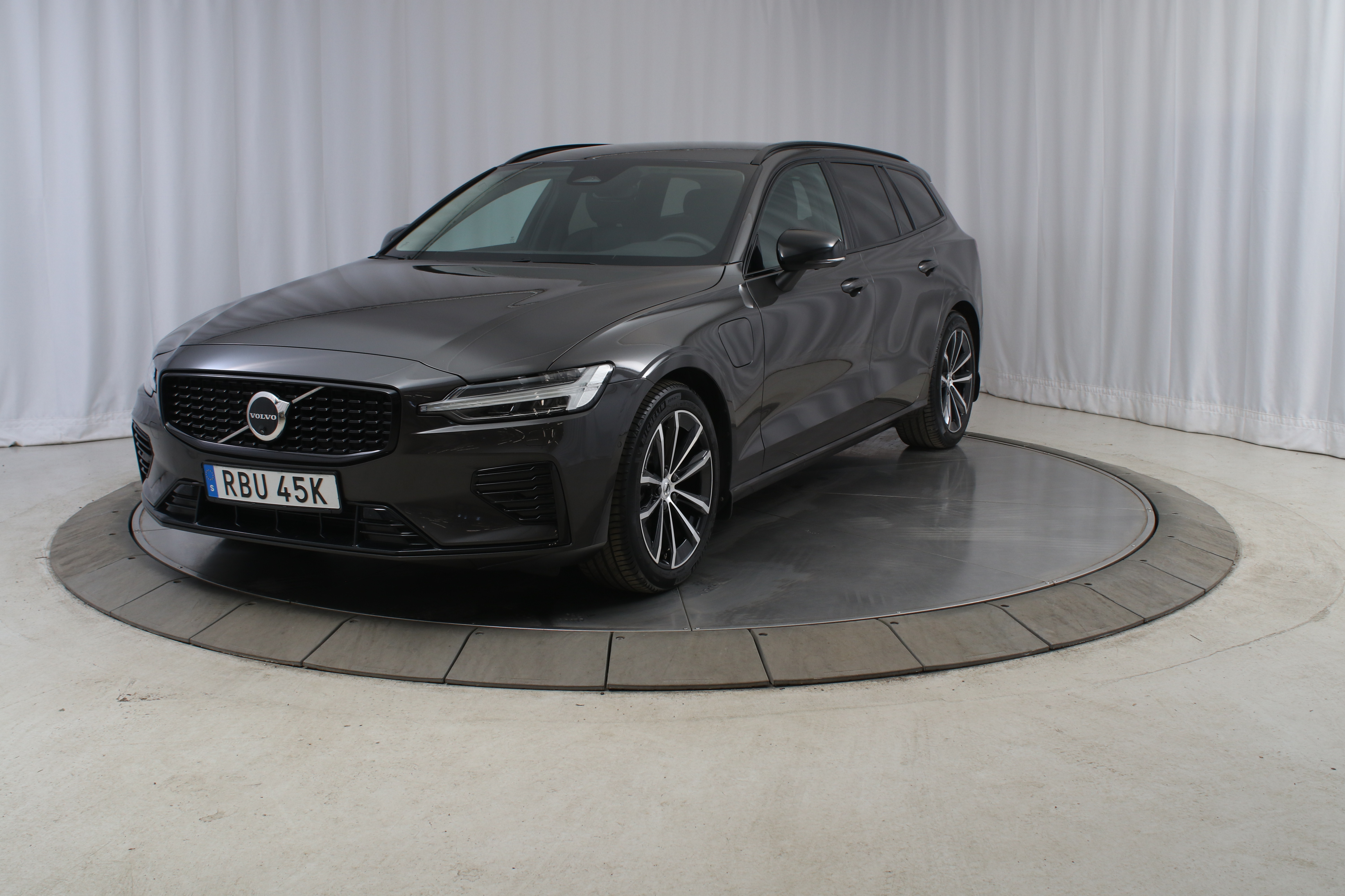V60 T6 Plus Dark Nordic Edition image