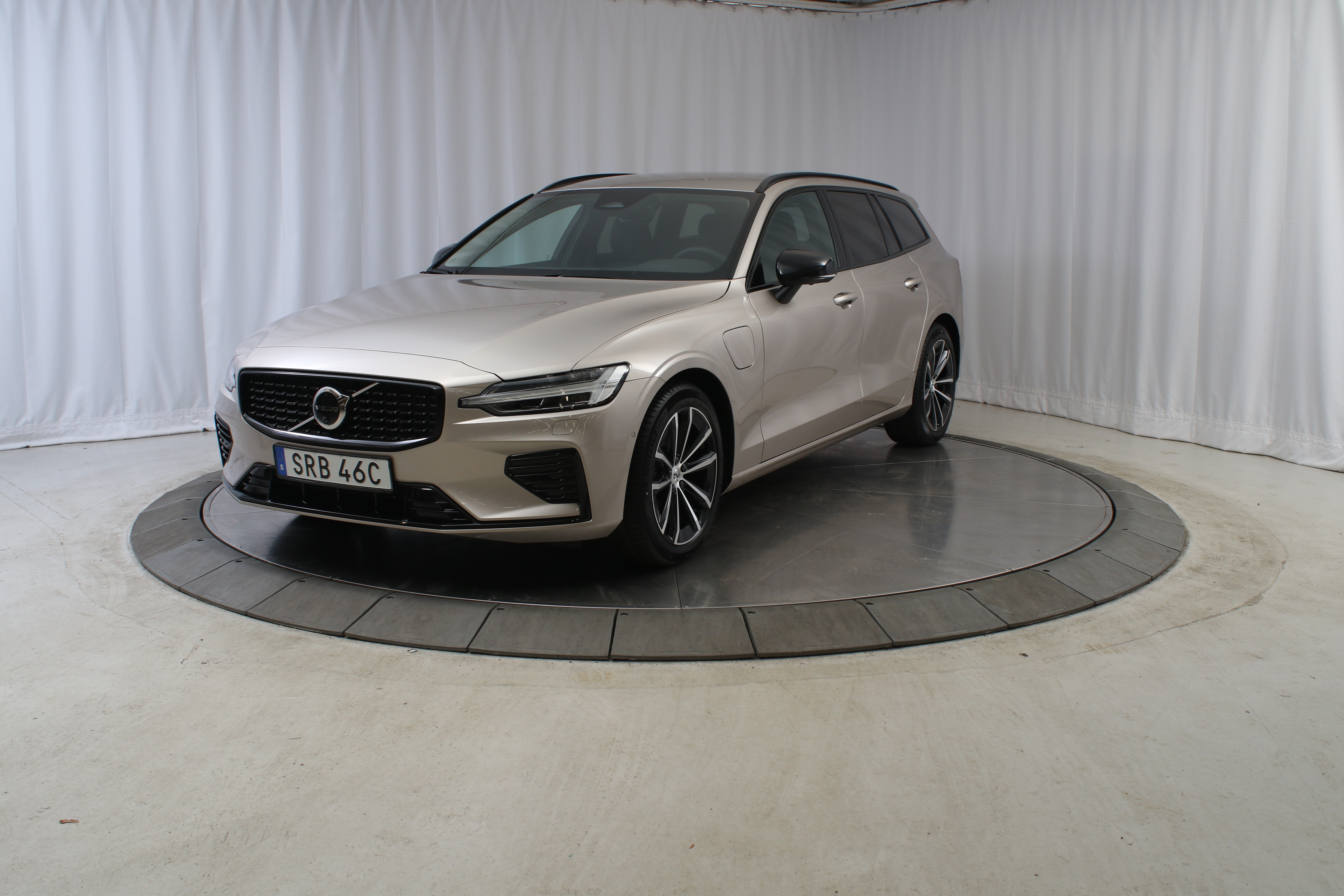 V60 T6 Plus Dark Nordic Edition image