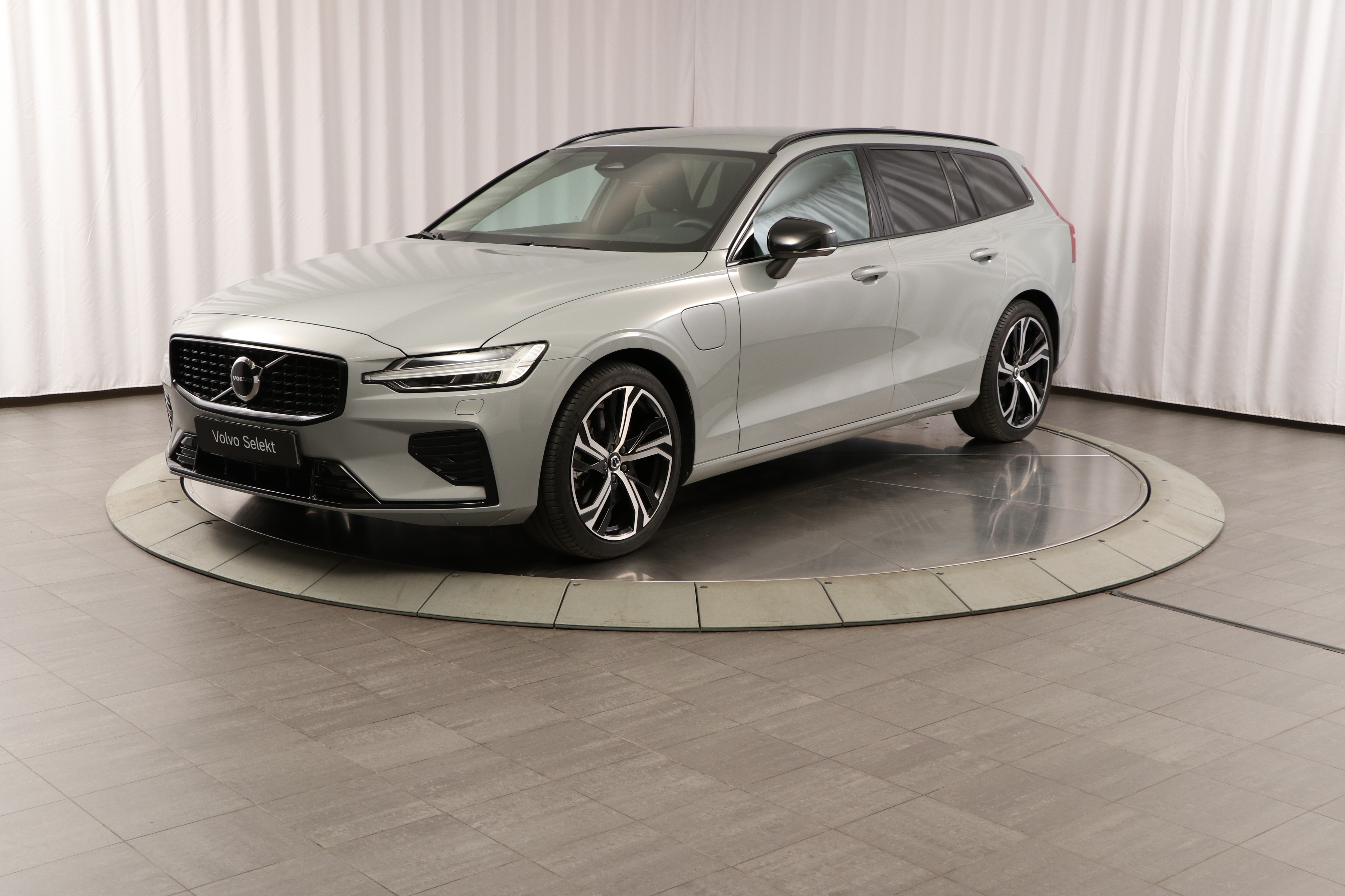 V60 T6 Plus Dark Nordic Edition image