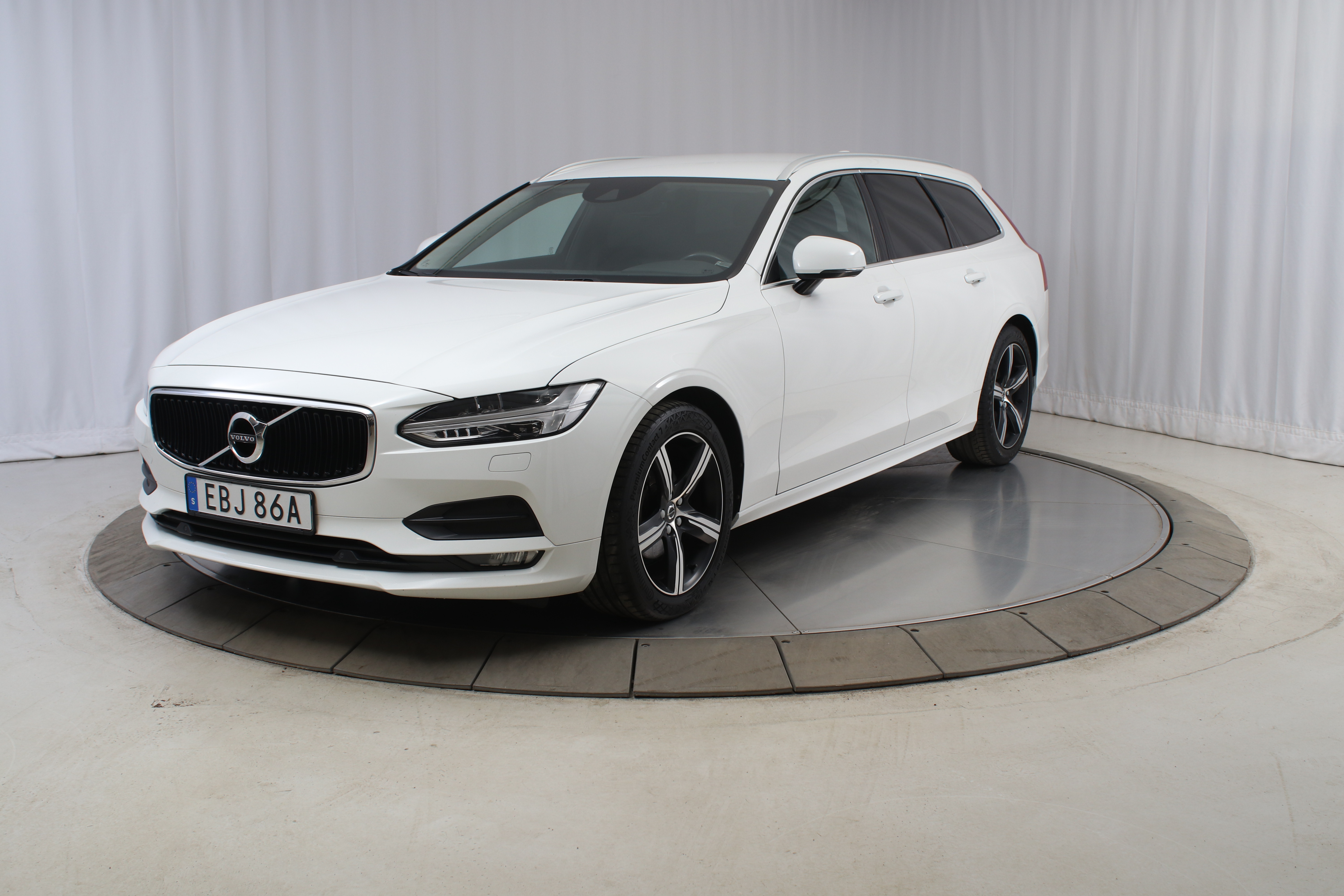 V90 D4 Momentum Advanced SE II image