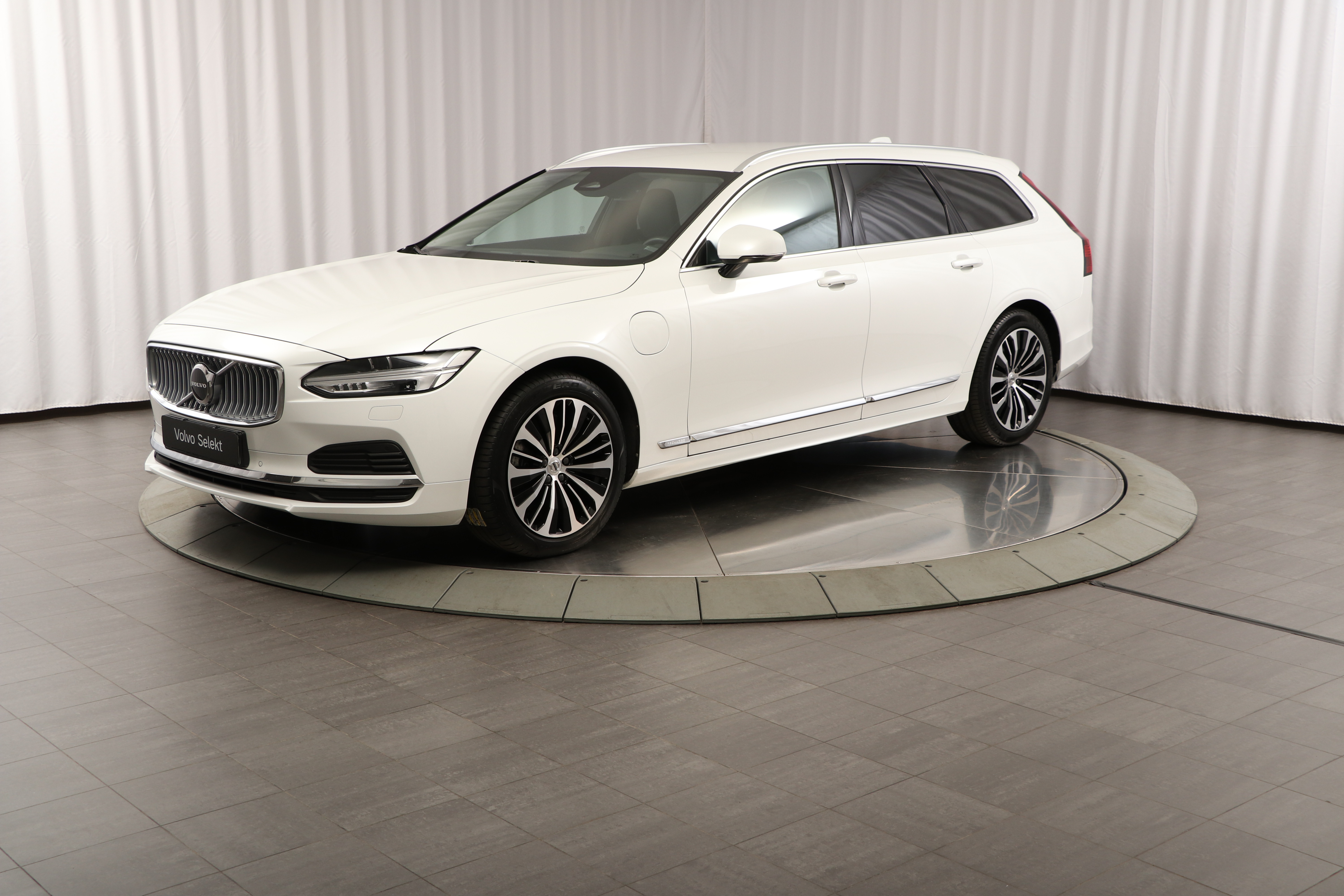 V90 Recharge T6 Core Bright image