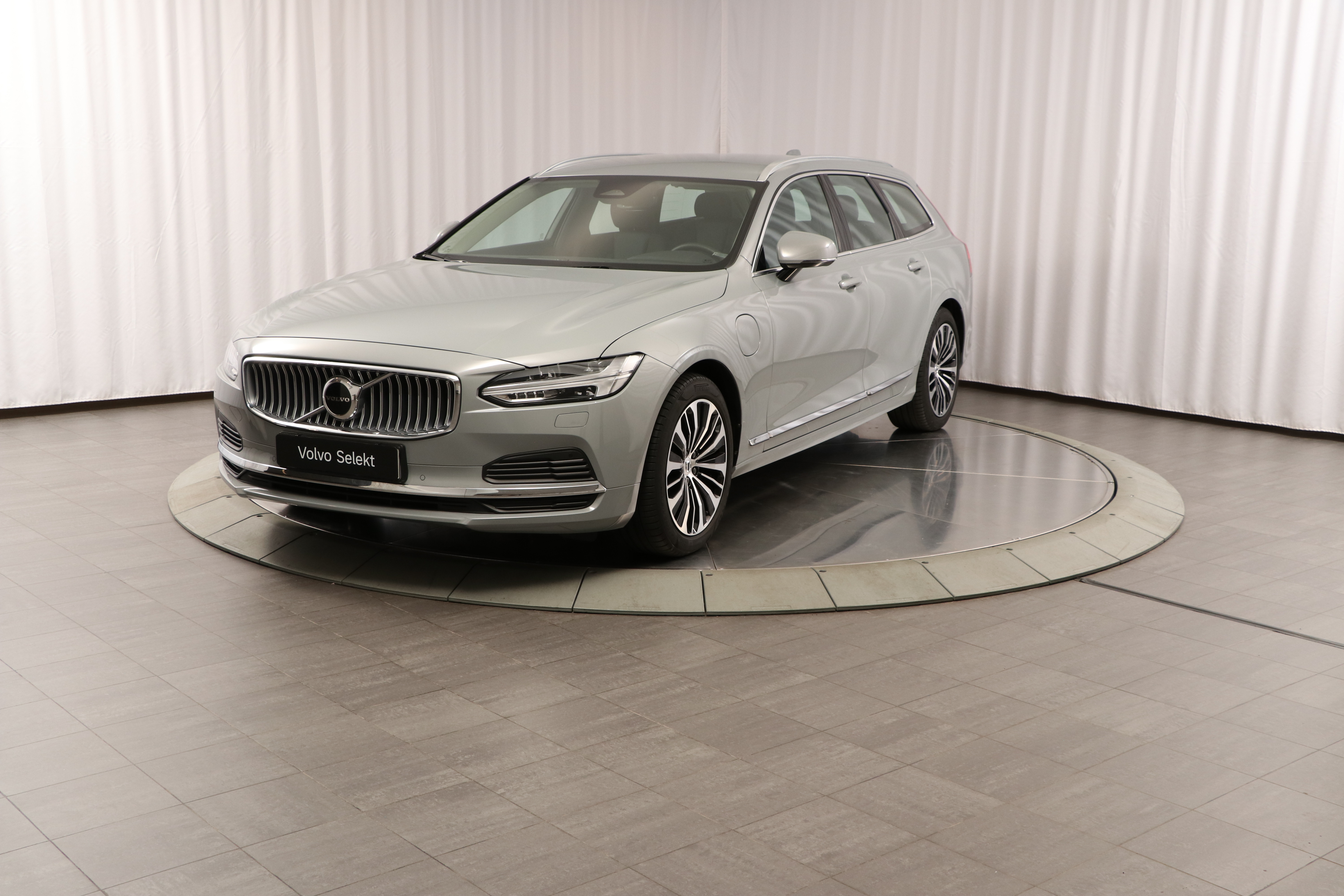 V90 Recharge T6 Core Edition image