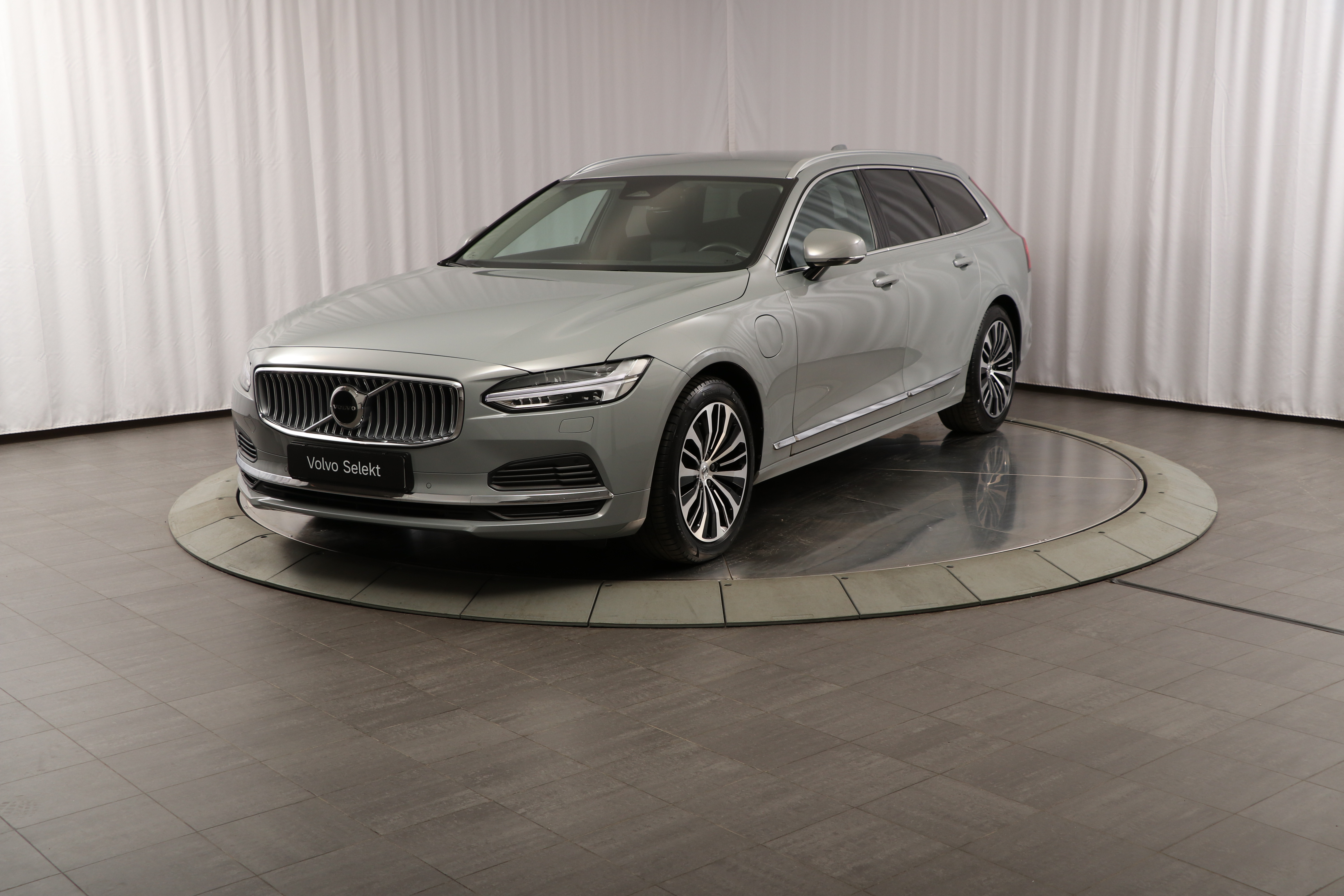 V90 Recharge T6 Core Edition image