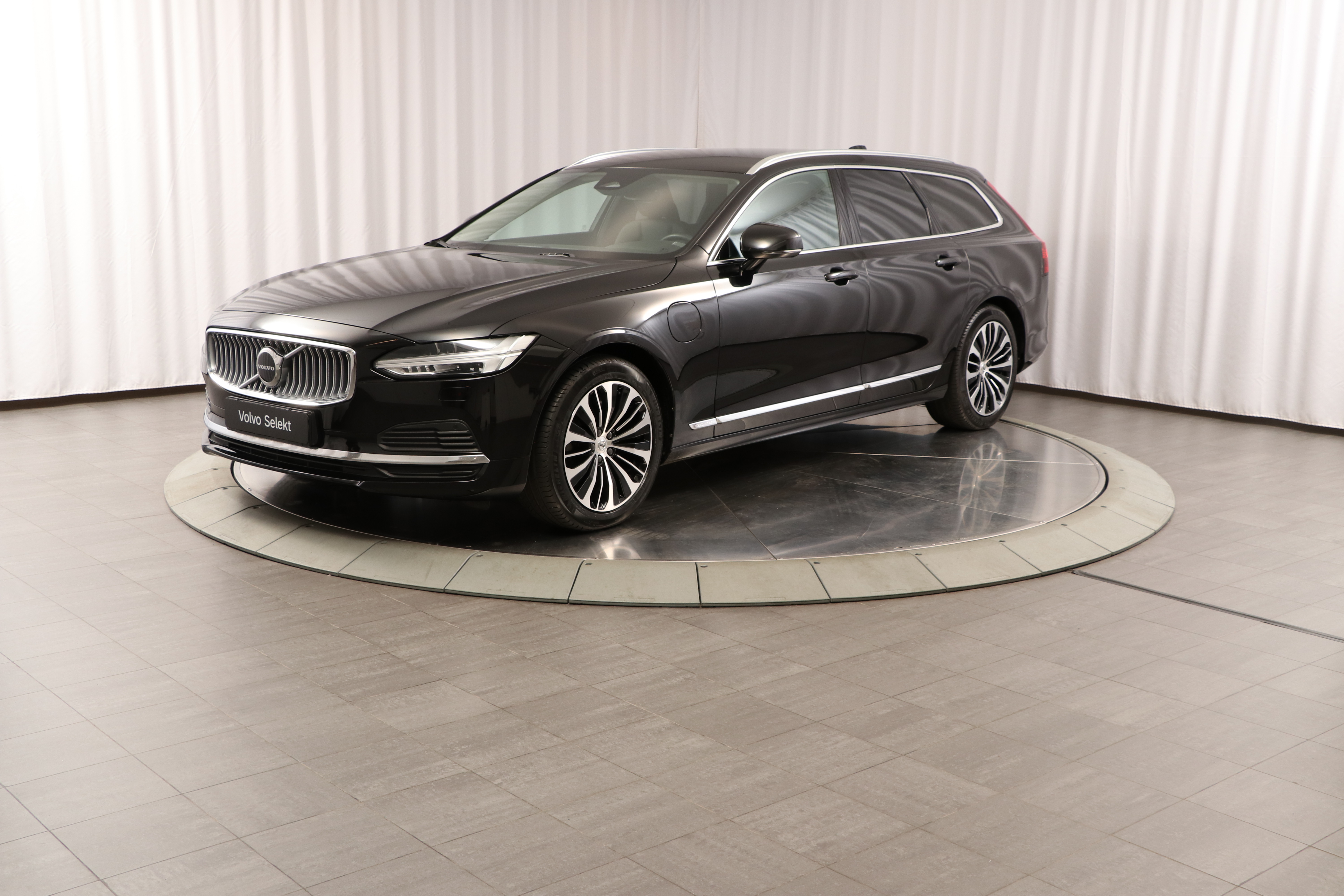 V90 Recharge T6 Core Edition image