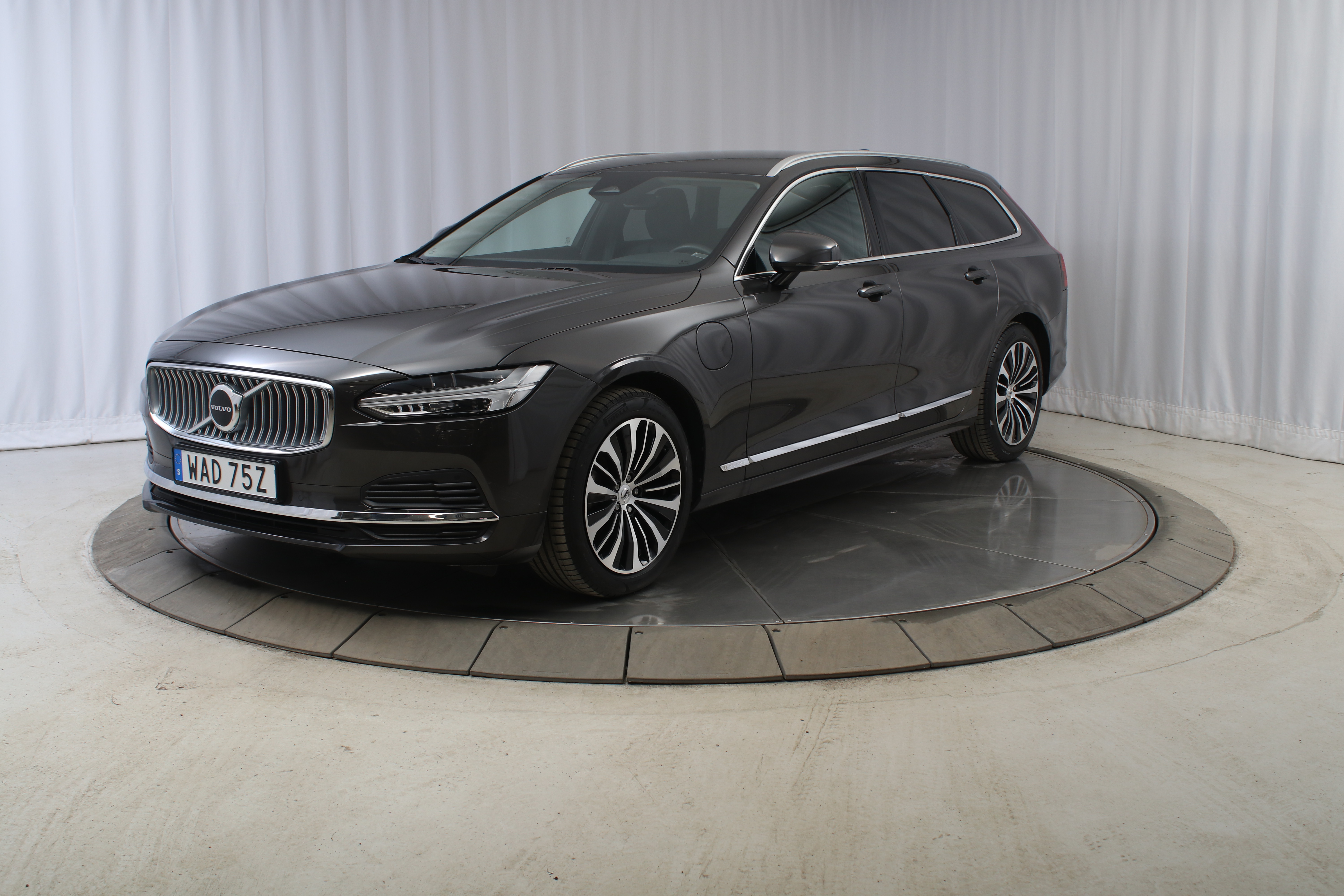 V90 Recharge T6 Core Edition image