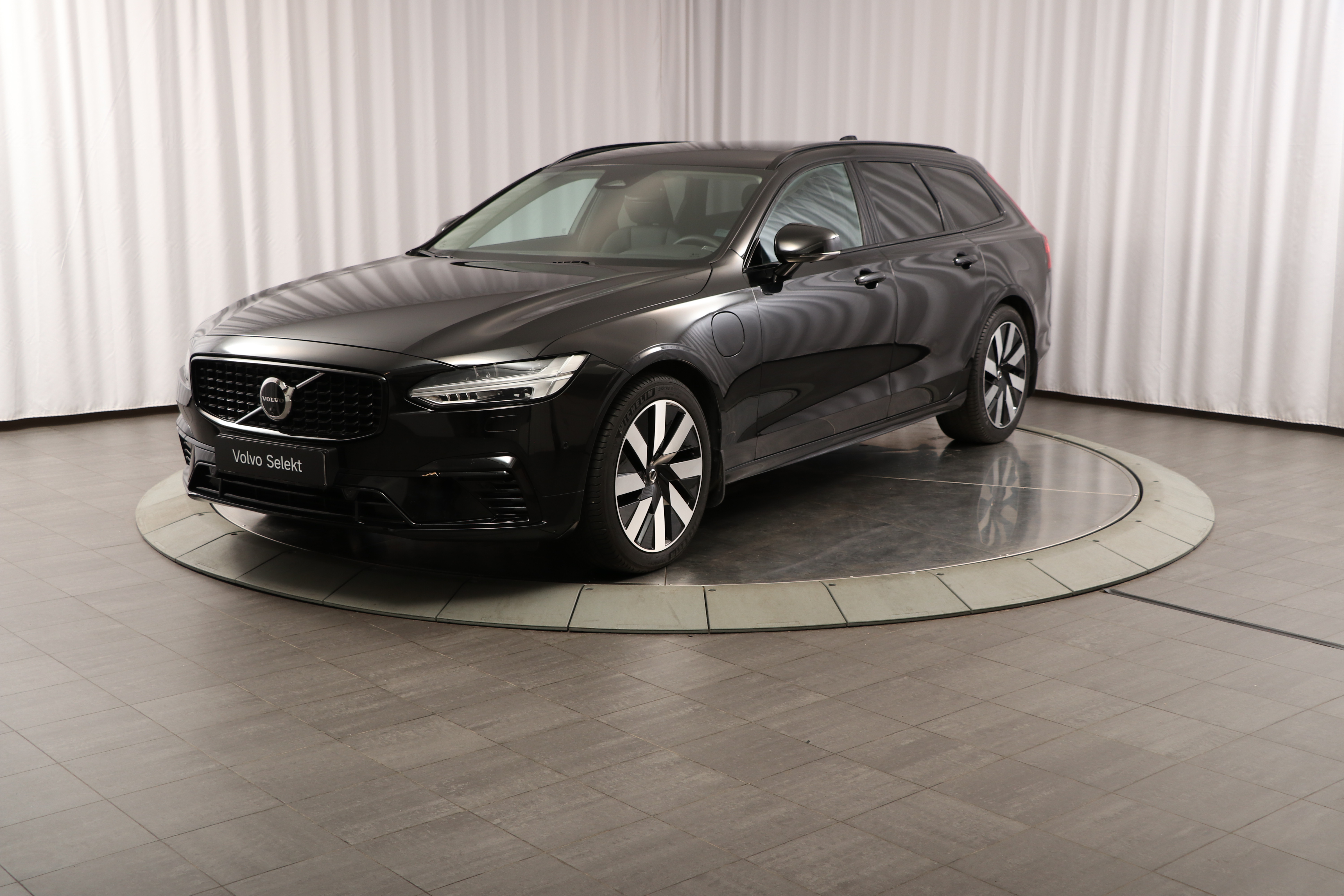 V90 T6 Plus Dark Edition image