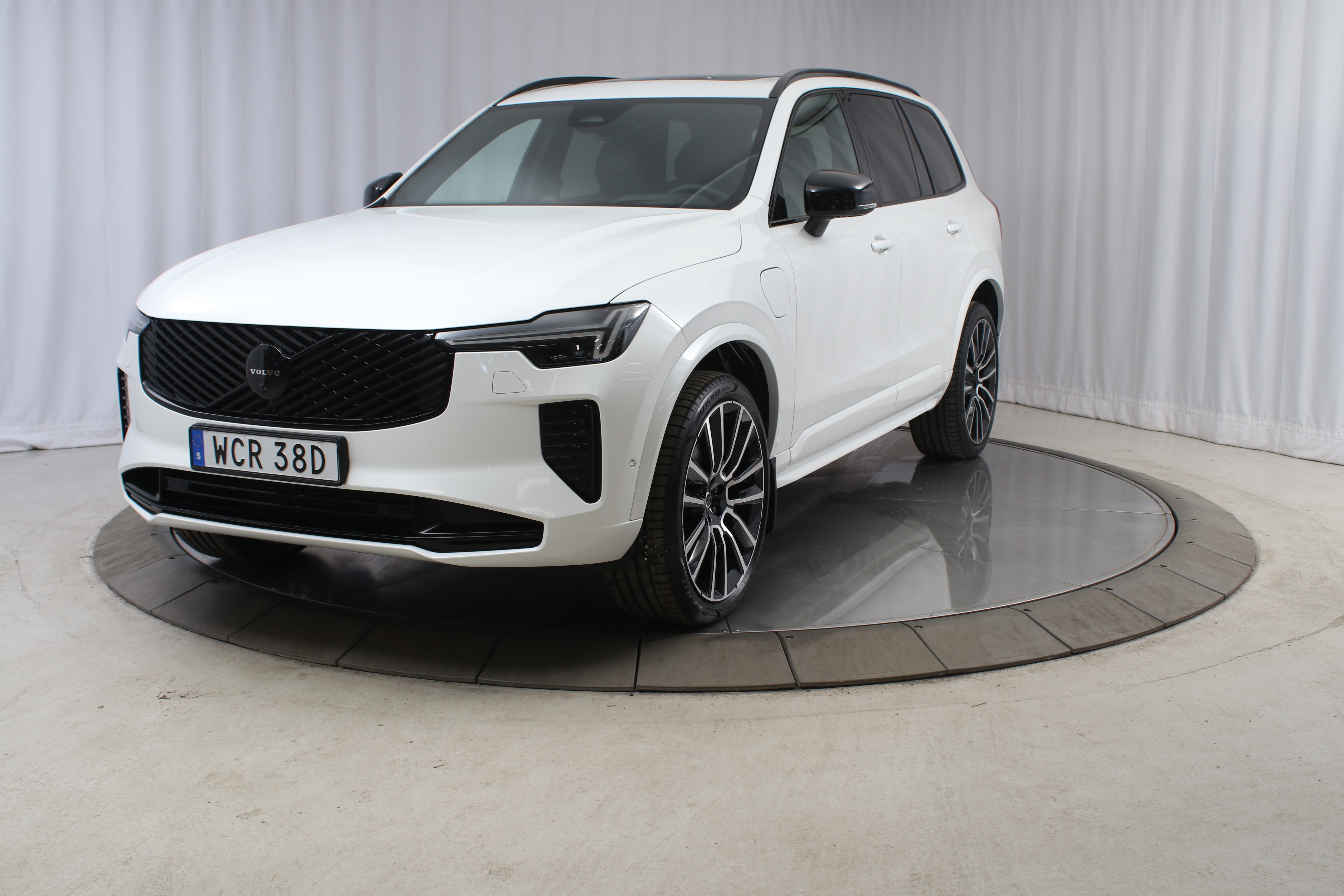 XC90 T8 Ultra Black Edition image