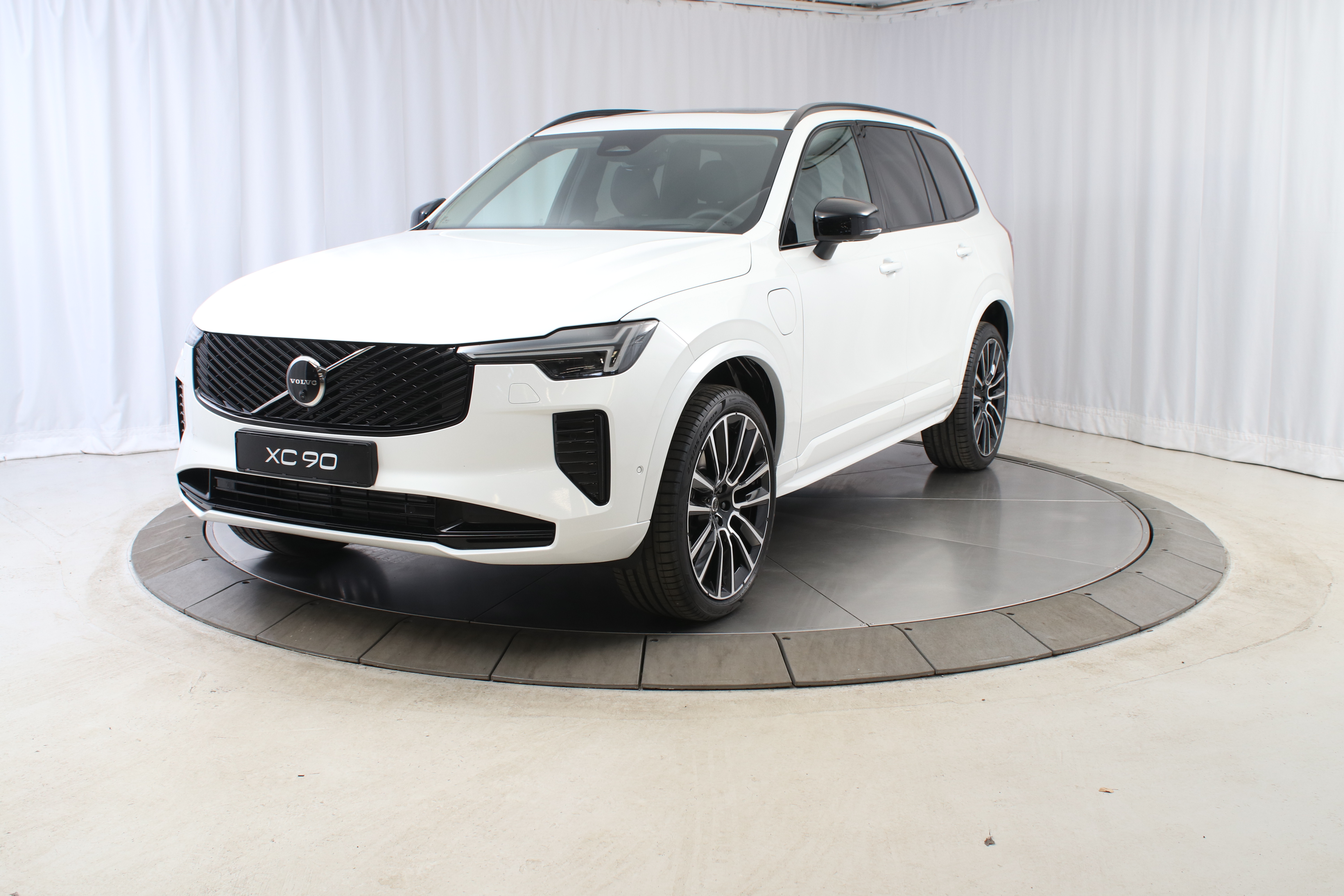 XC90 T8 Ultra Dark image