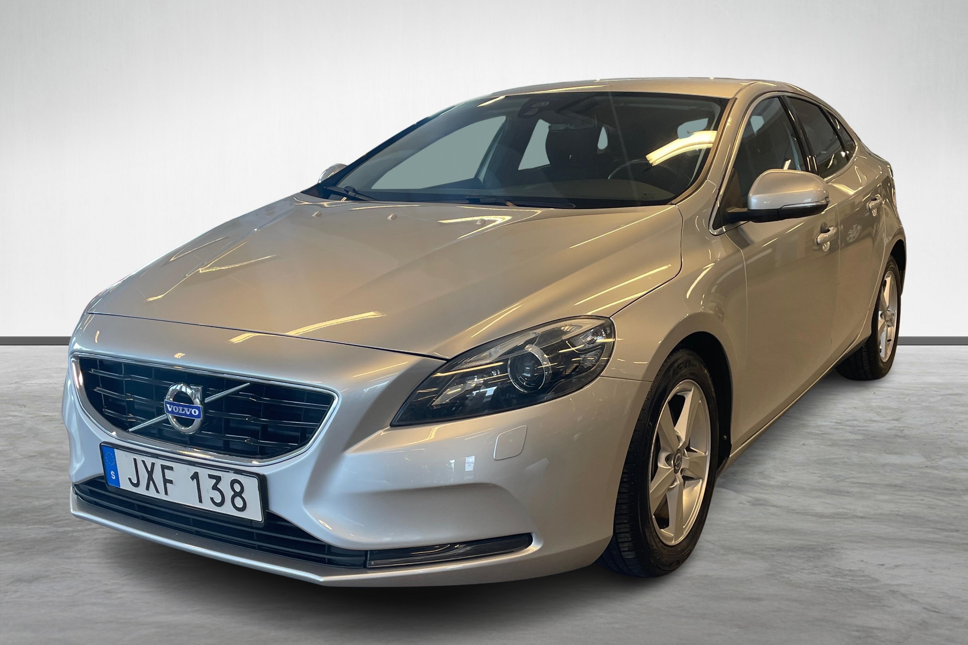 V40 T2 aut Your Momentum image