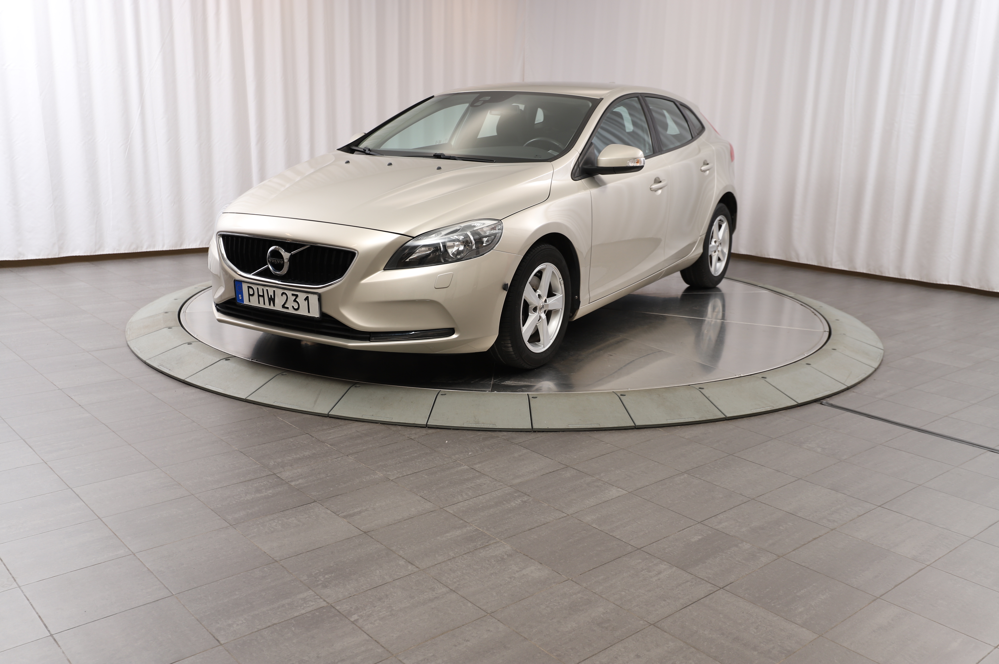 V40 T2 Business image
