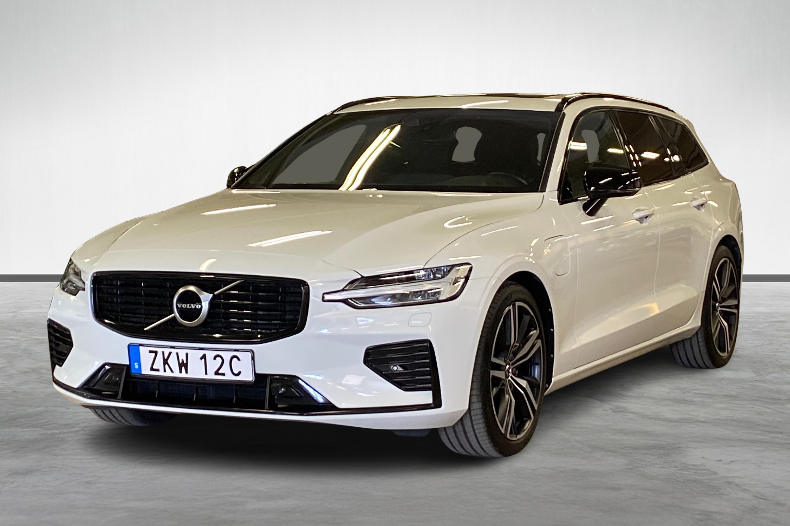 V60 Recharge T8 R-Design image
