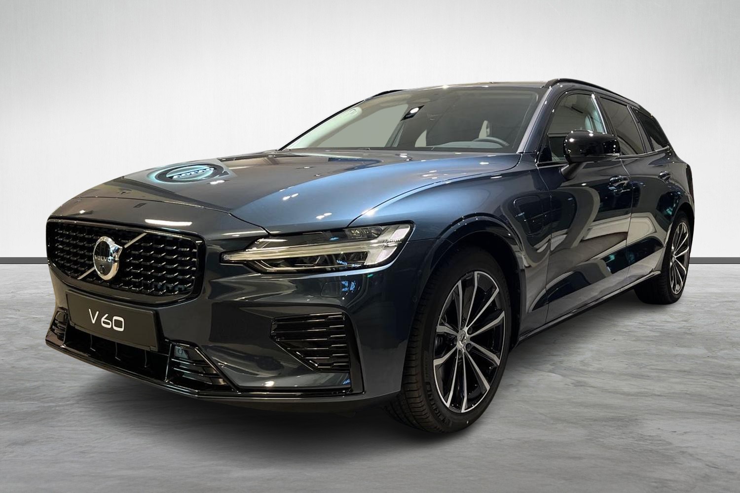 V60 T6 Plus Dark Nordic Edition image