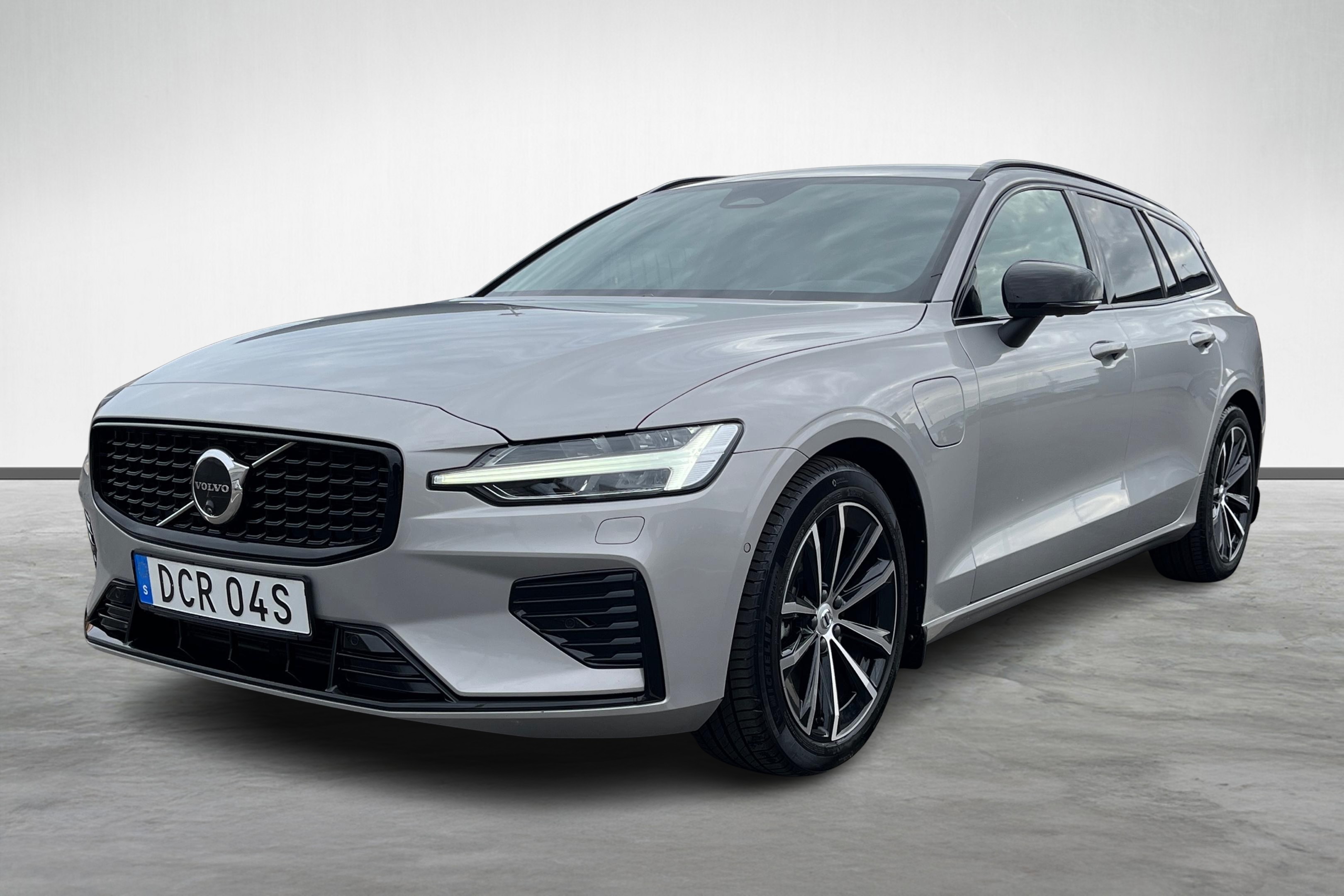 V60 T6 Plus Dark Nordic Edition image