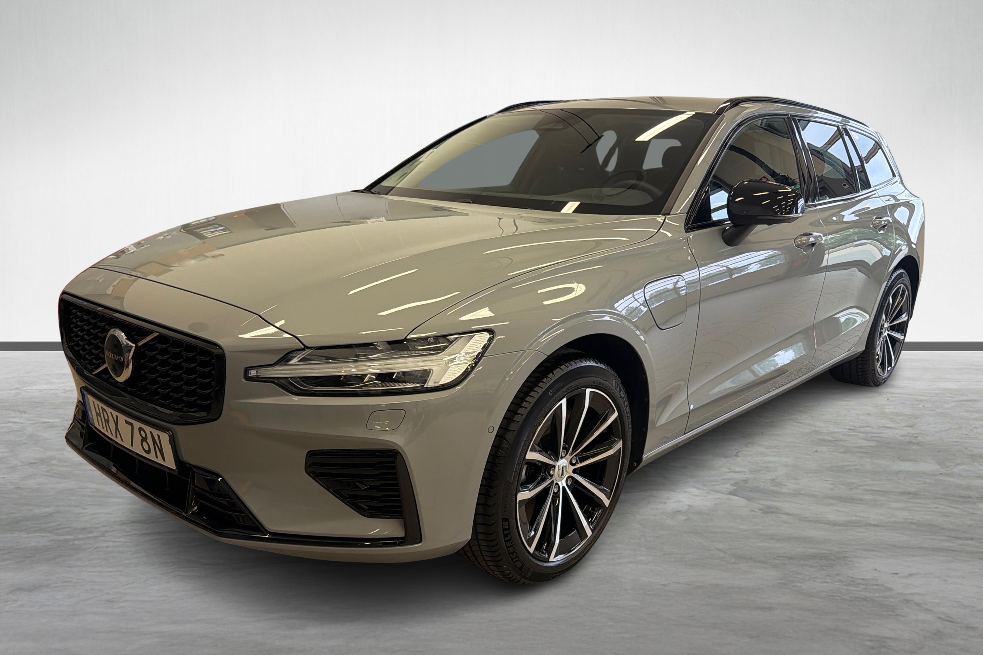 V60 T6 Plus Dark Nordic Edition image