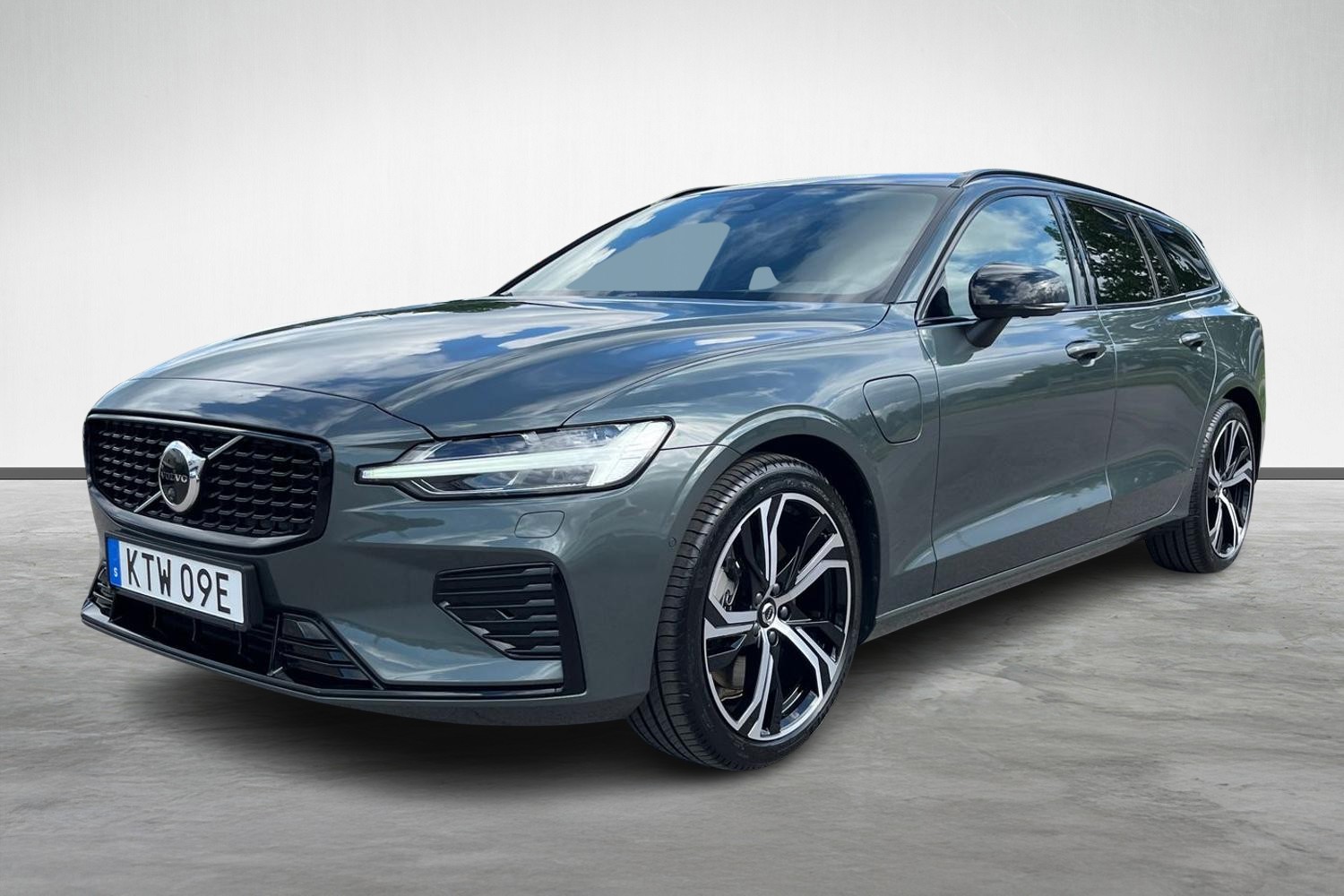 V60 T6 Plus Dark Nordic Edition image