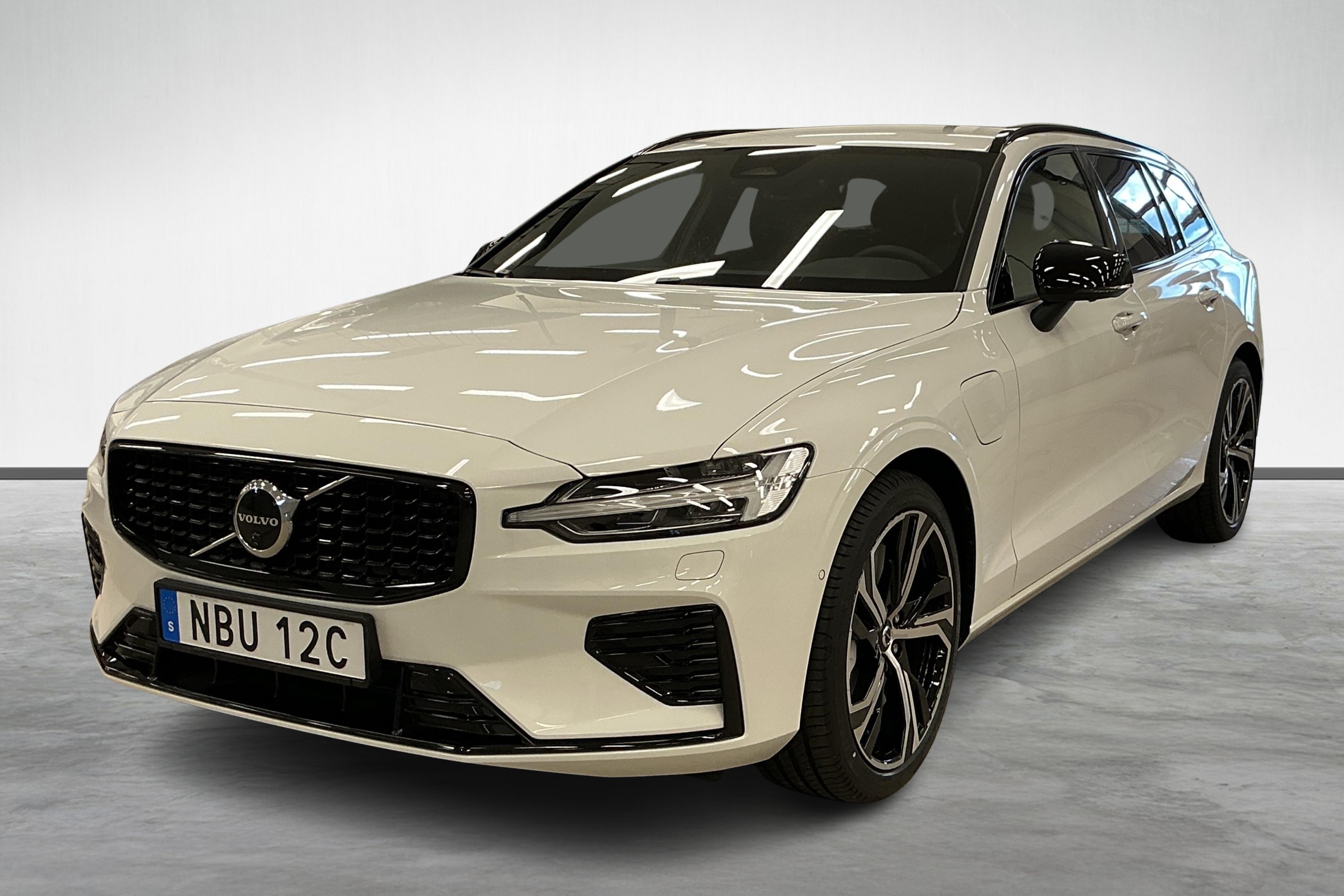 V60 T6 Plus Dark Nordic Edition image