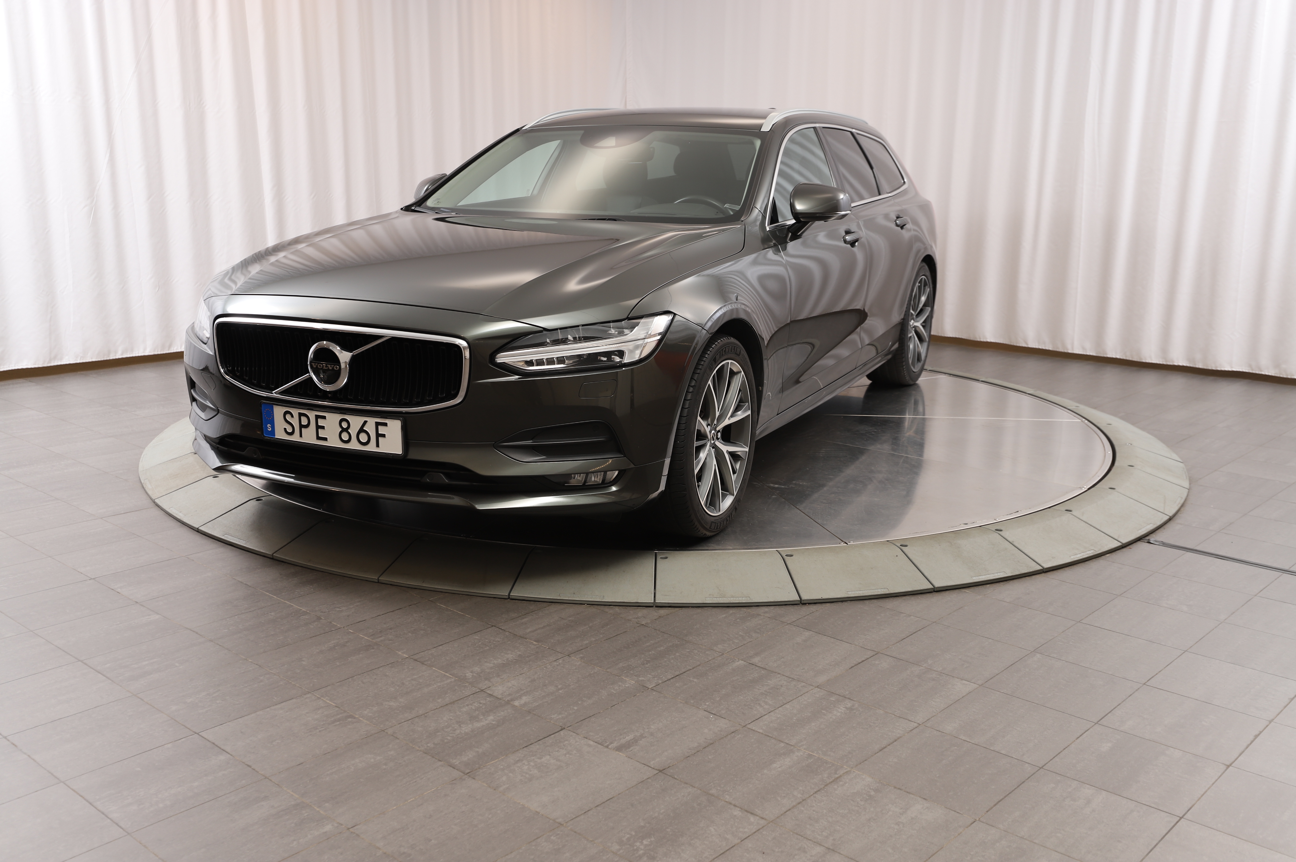 V90 D4 Momentum Advanced SE II image