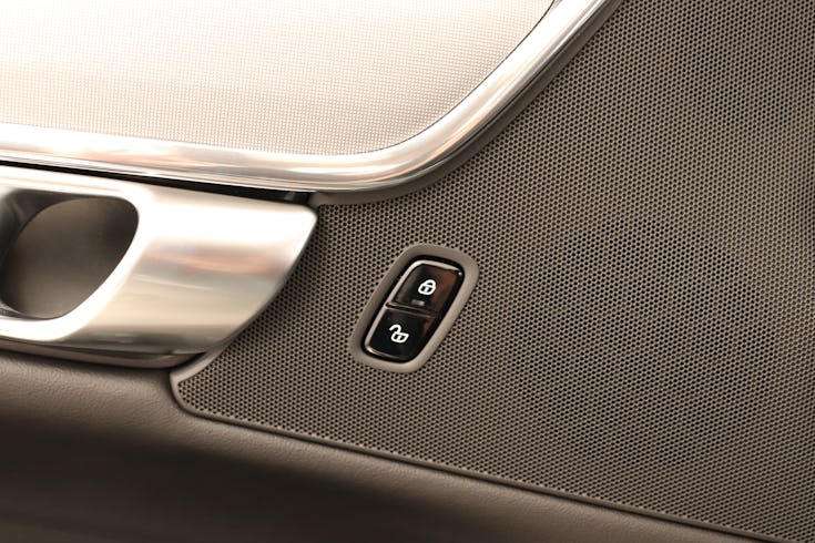 V90 Recharge T6 Core Edition image 6