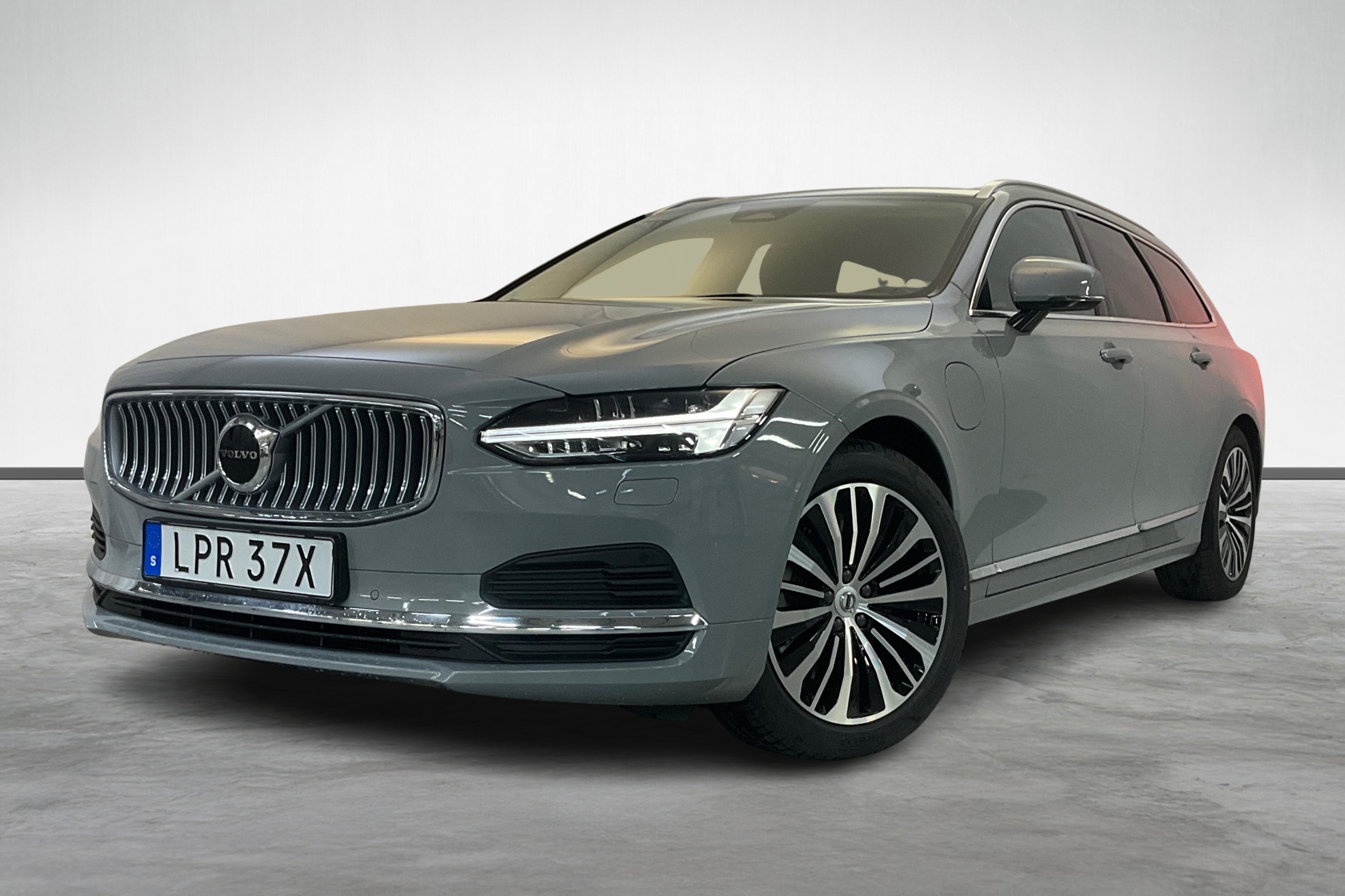 V90 Recharge T6 Core Edition image