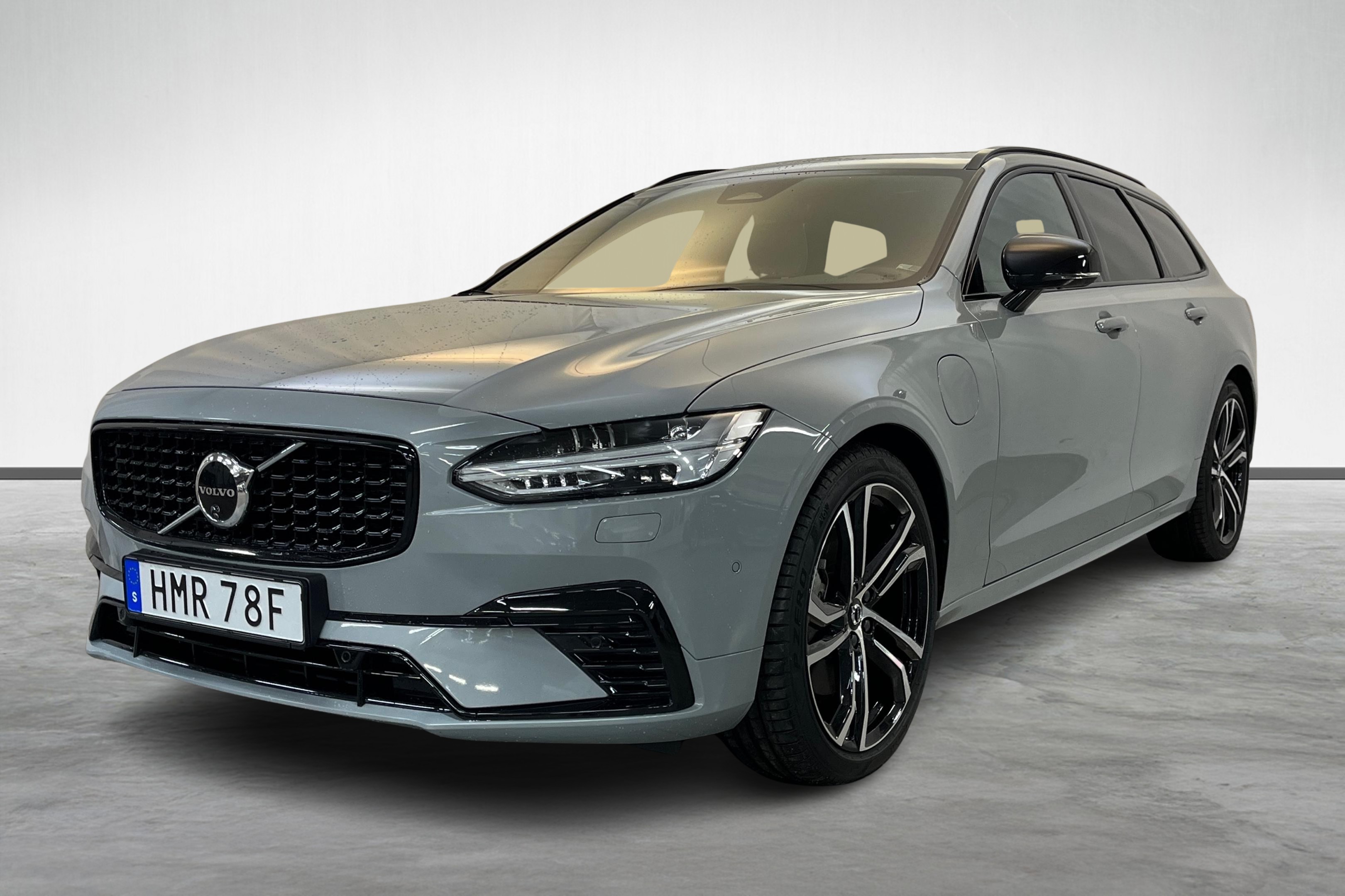 V90 Recharge T6 Ultimate Dark image