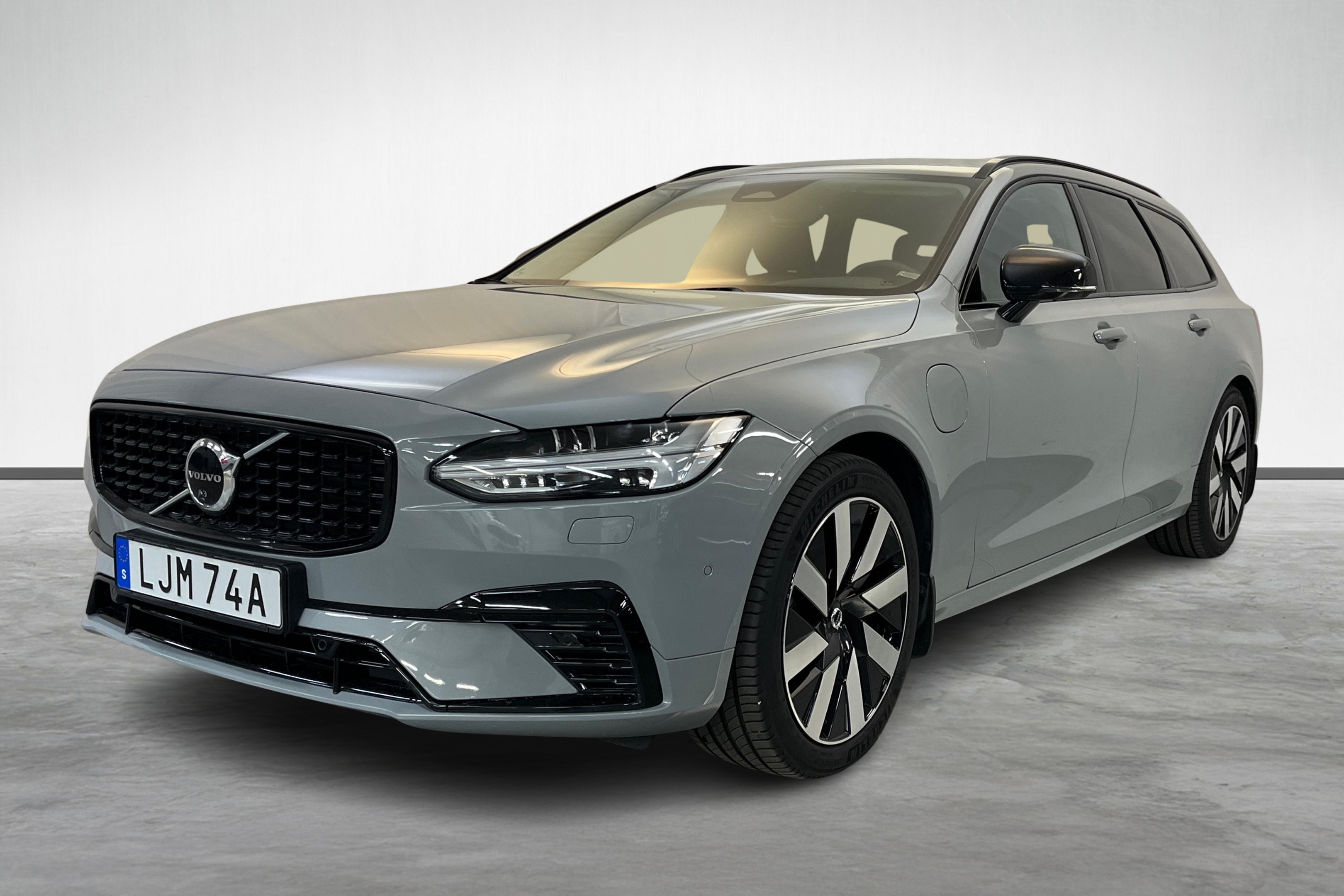 V90 T6 Plus Dark Edition image