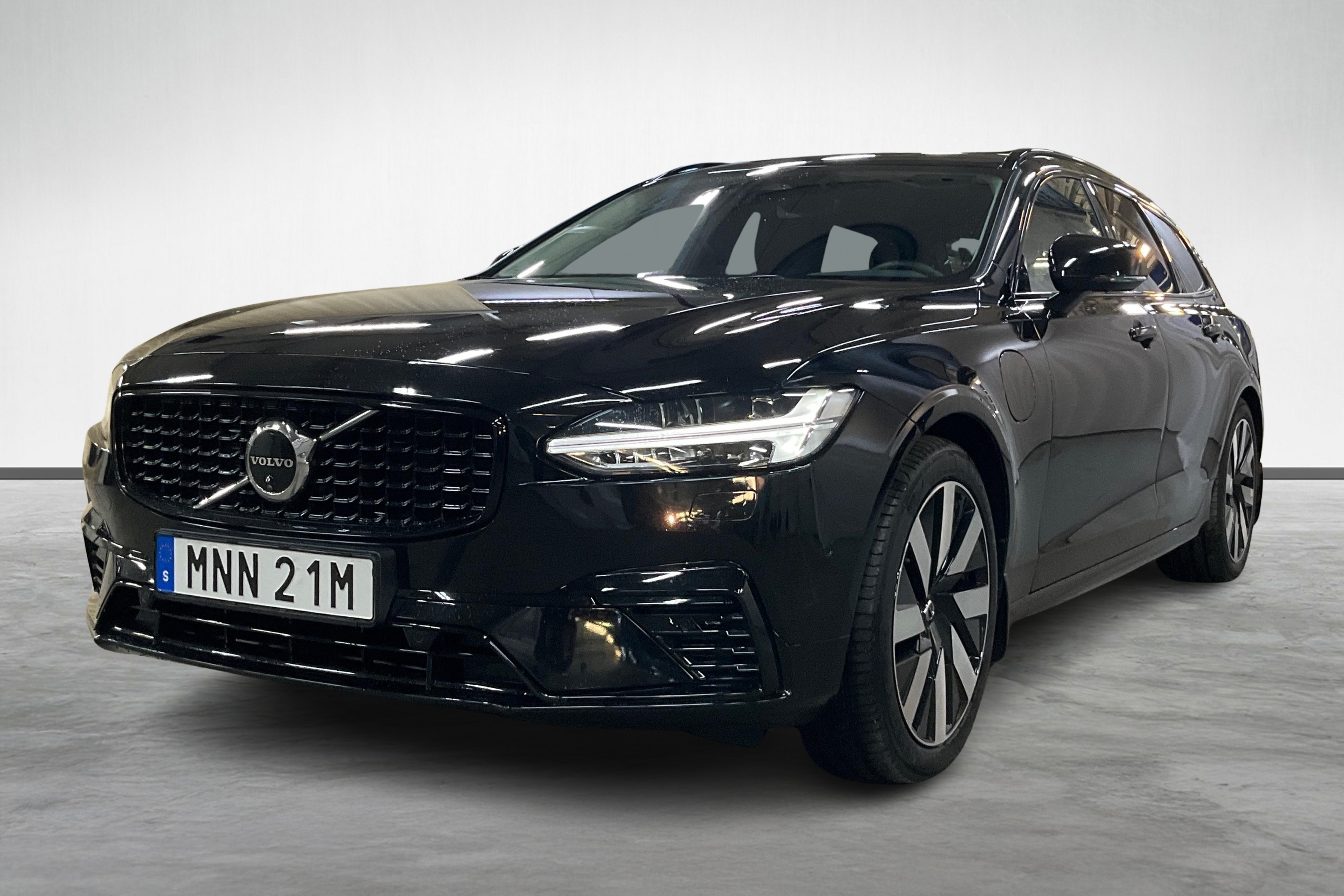 V90 T6 Plus Dark Edition image