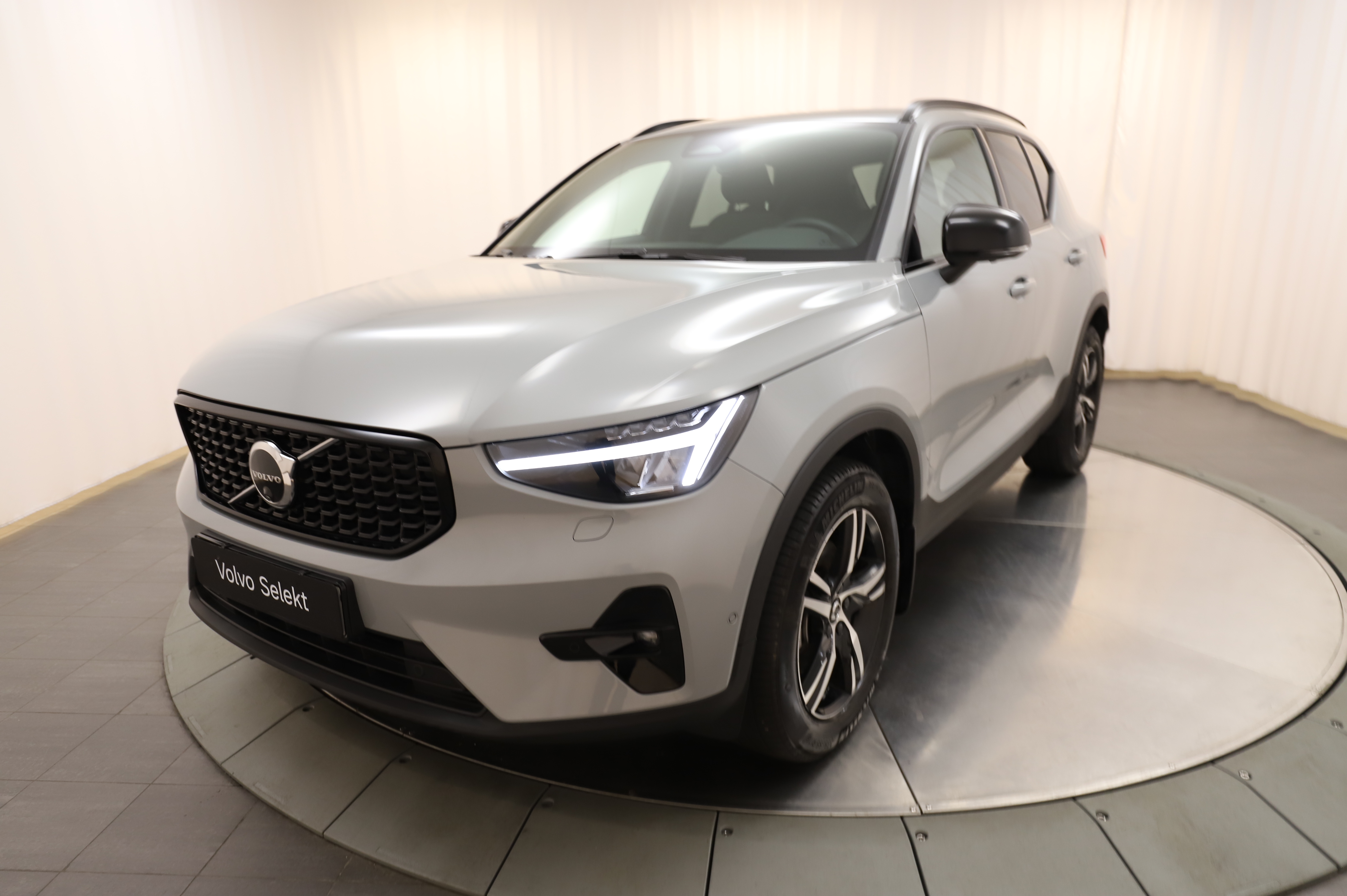 XC40 B3 FWD Bensin Plus Dark image