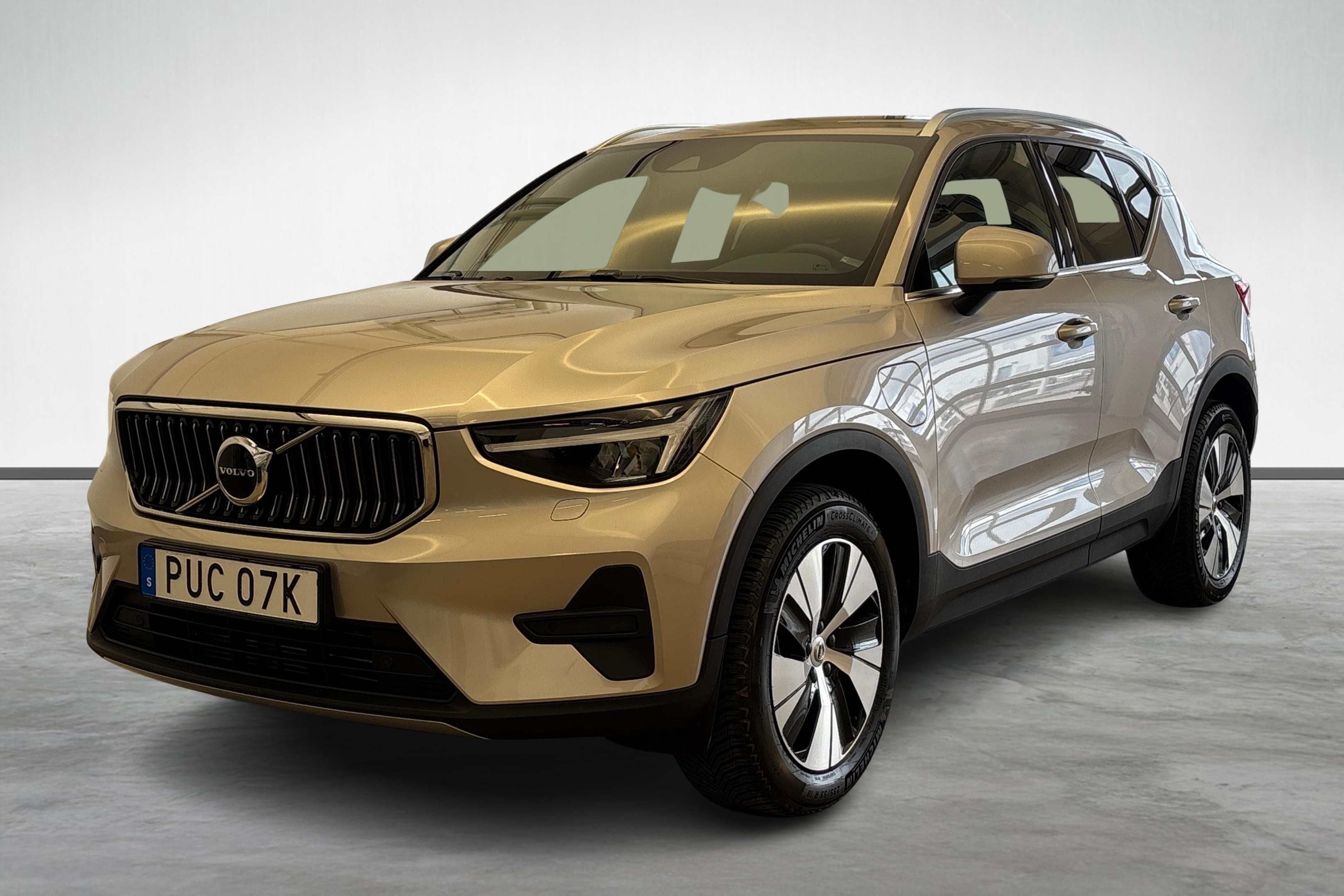 XC40 Recharge T4 Core Bright image