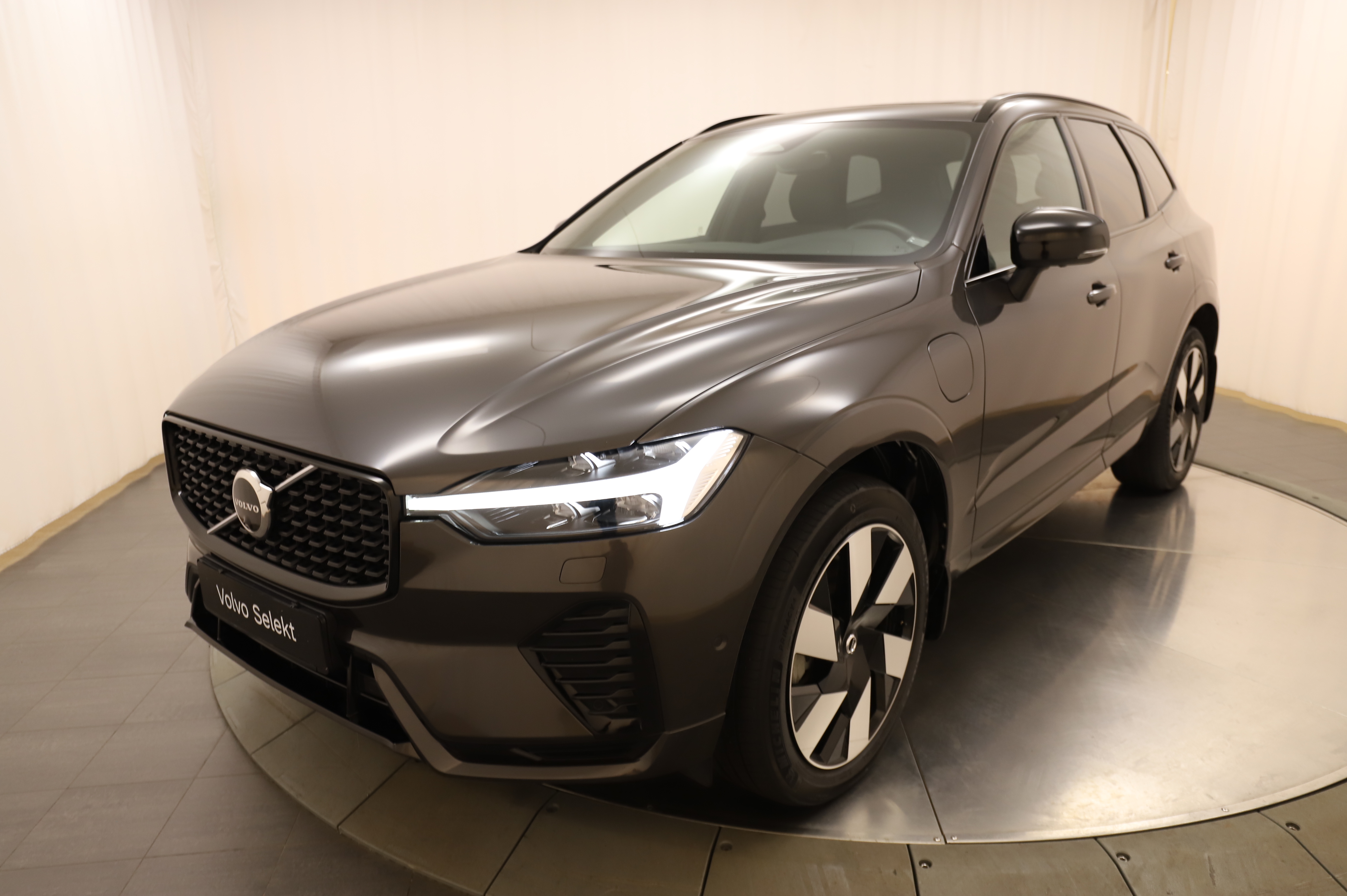XC60 Recharge T6 II Plus Dark Edition. image
