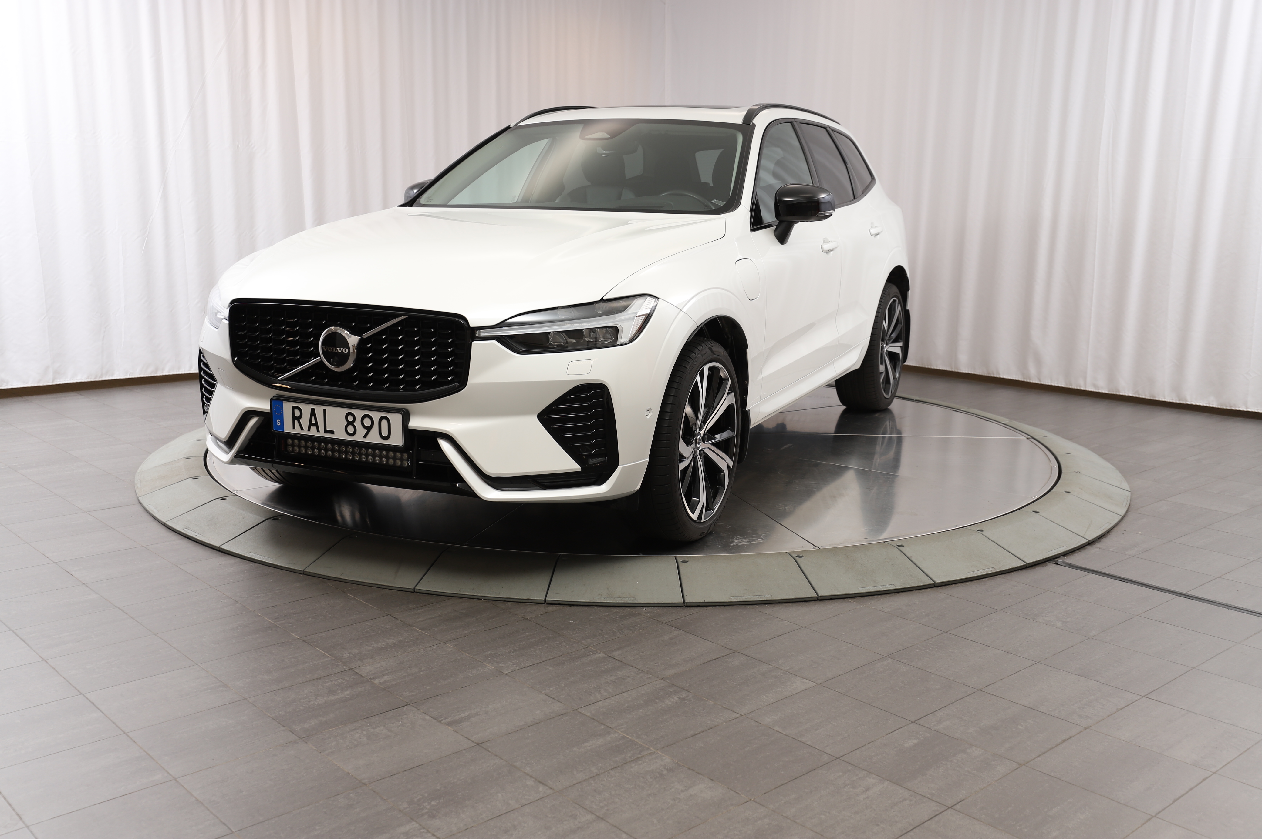 XC60 Recharge T8 II Ultimate Dark image