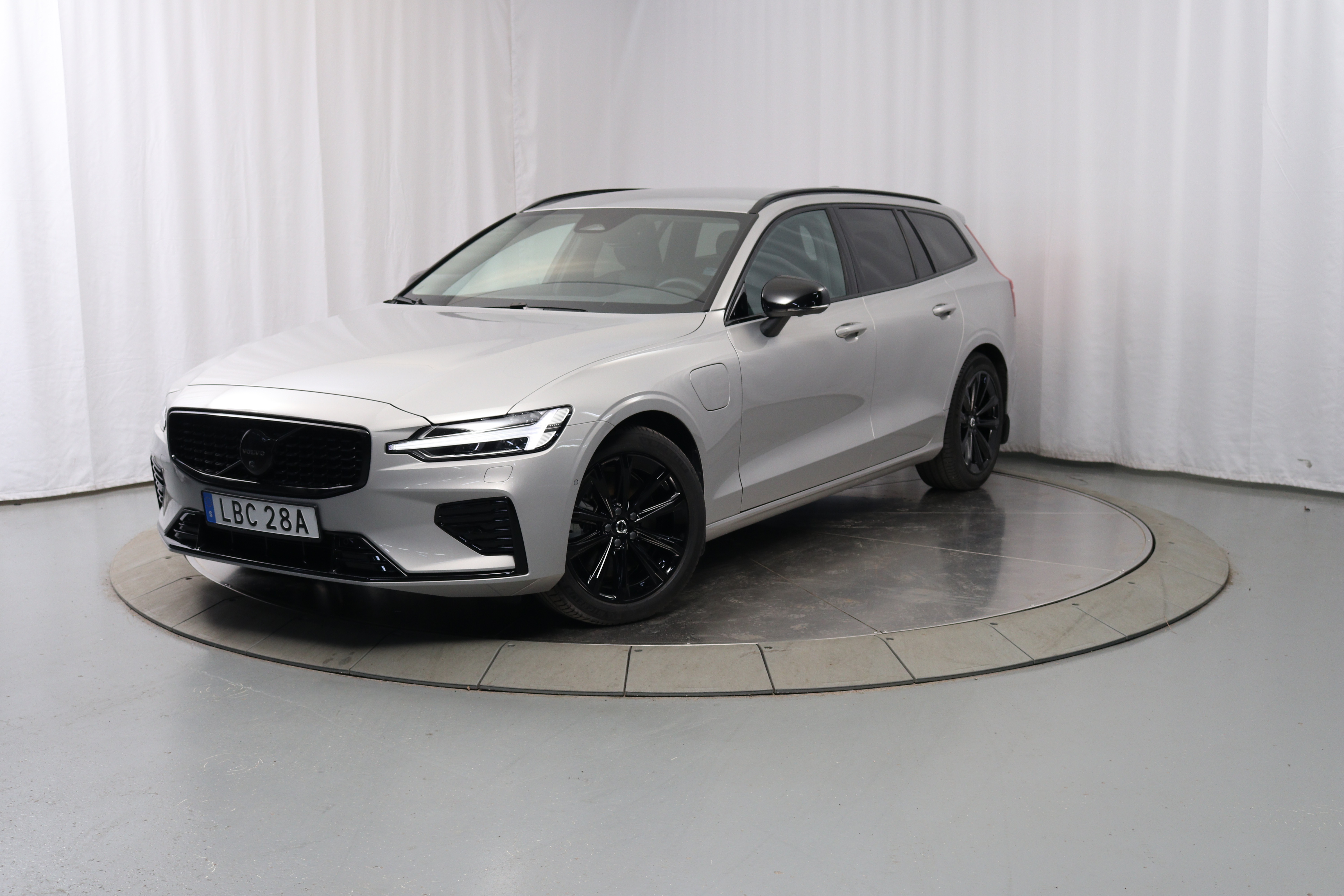 V60 T6 Plus Dark Nordic Edition image