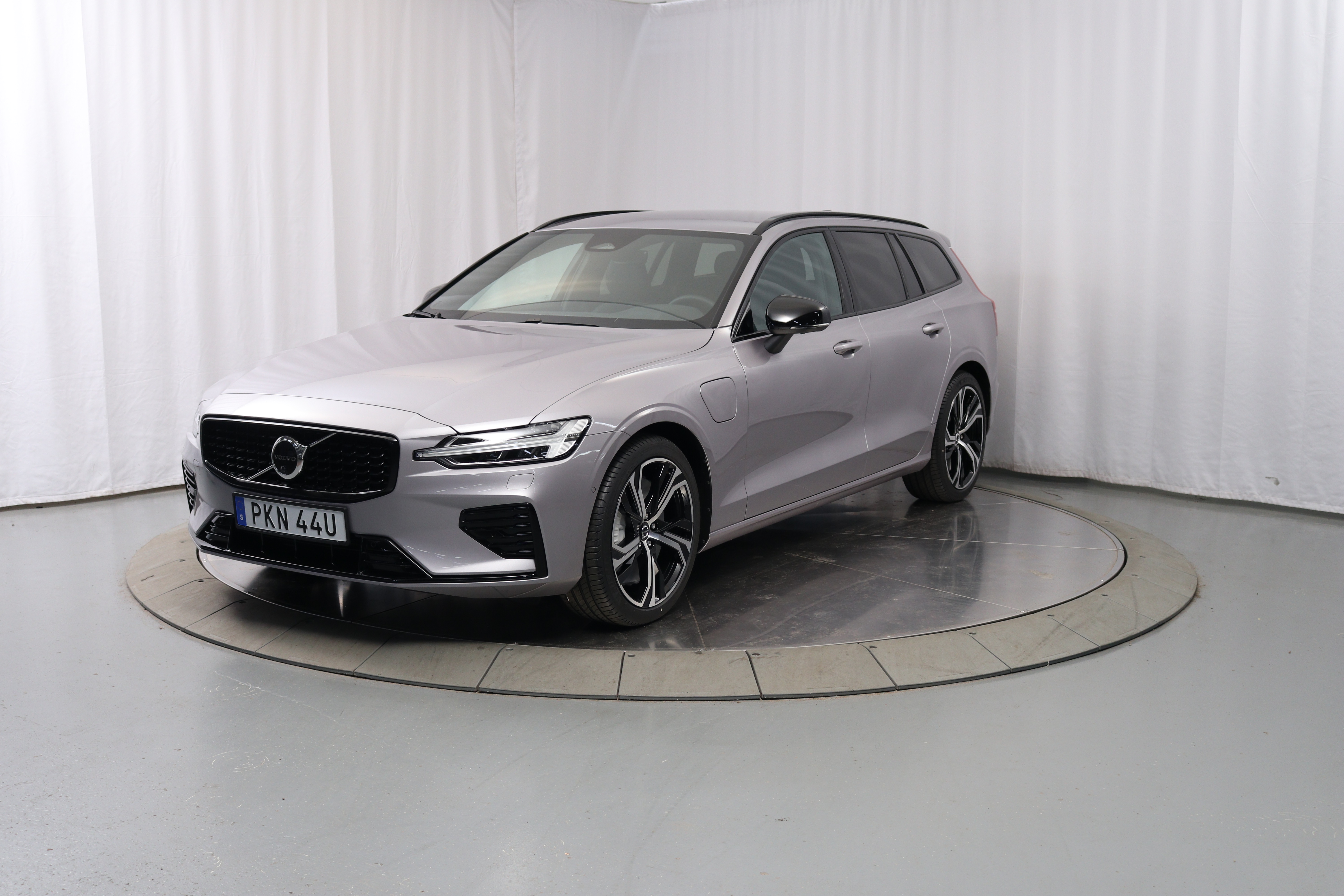 V60 T6 Plus Dark Nordic Edition image