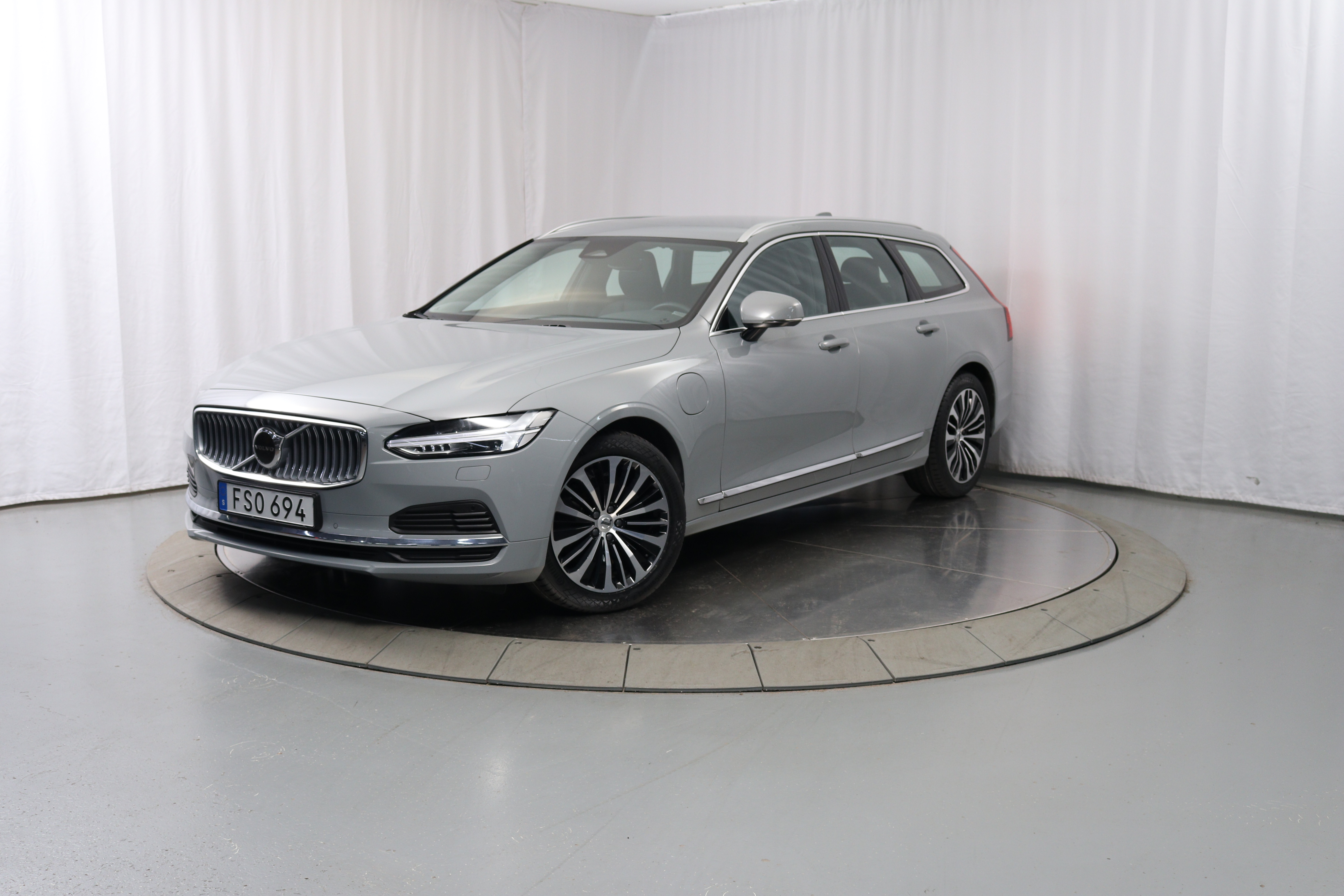 V90 Recharge T6 Core Edition image