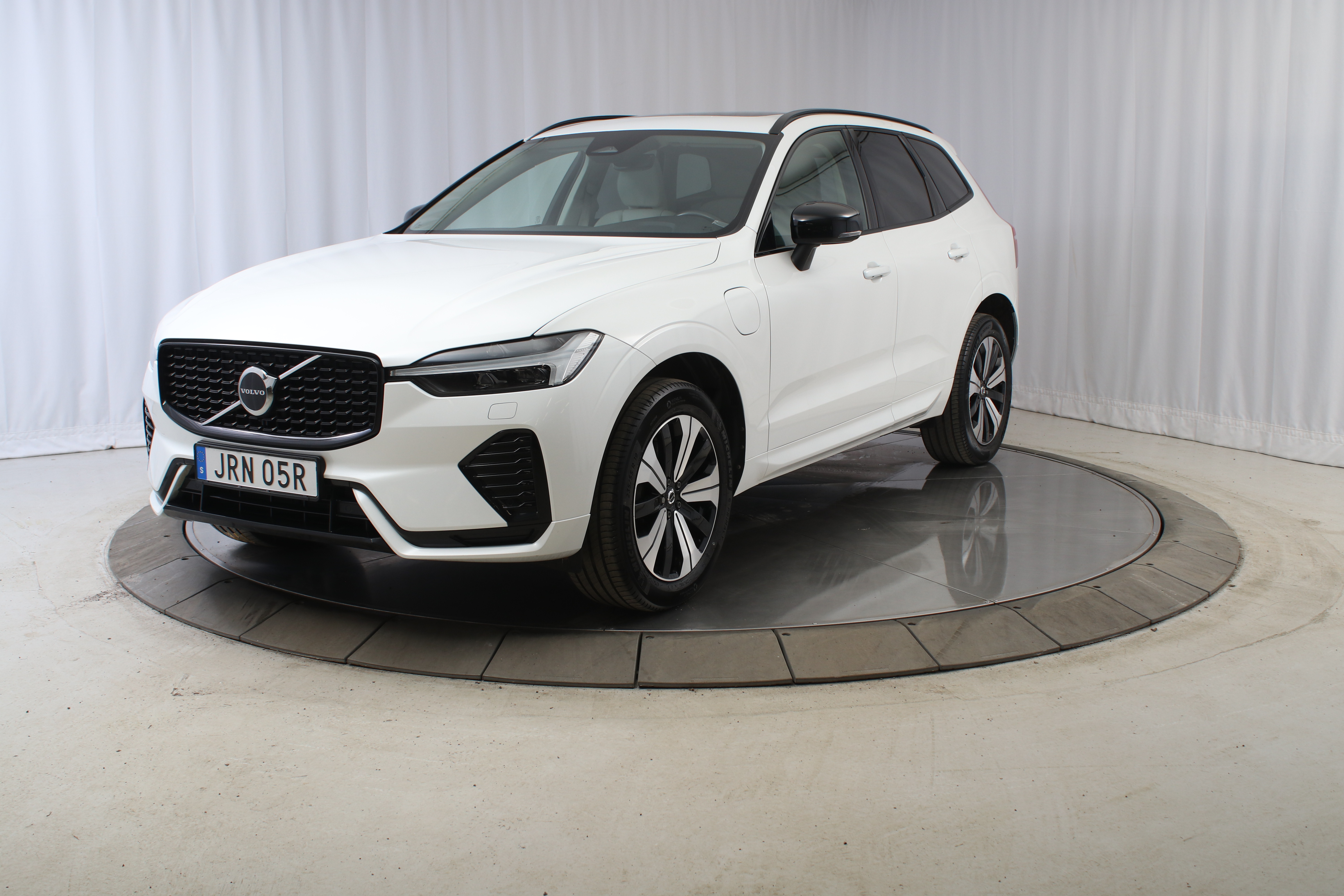 XC60 Recharge T6 Plus Dark image