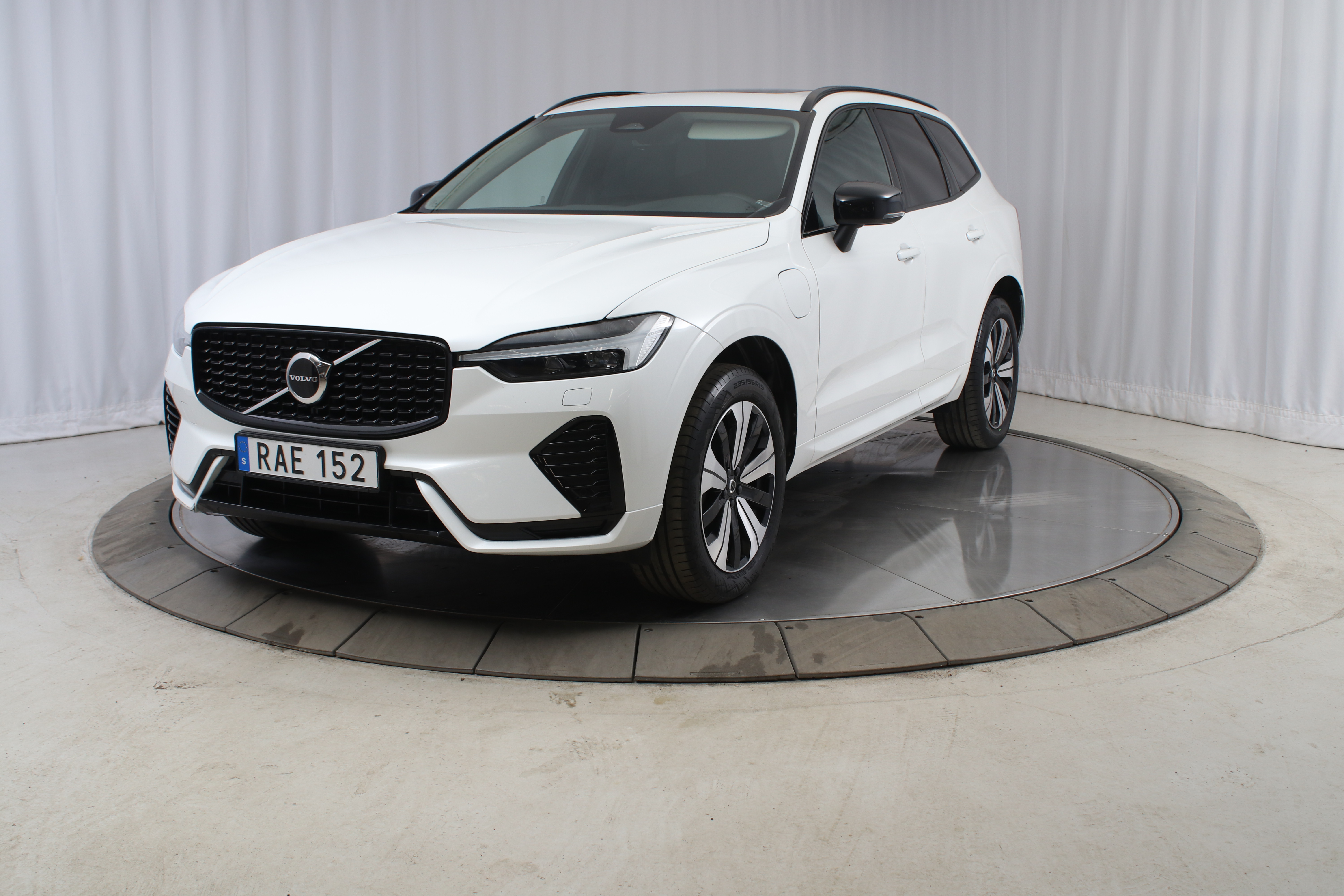 XC60 Recharge T6 Plus Dark image